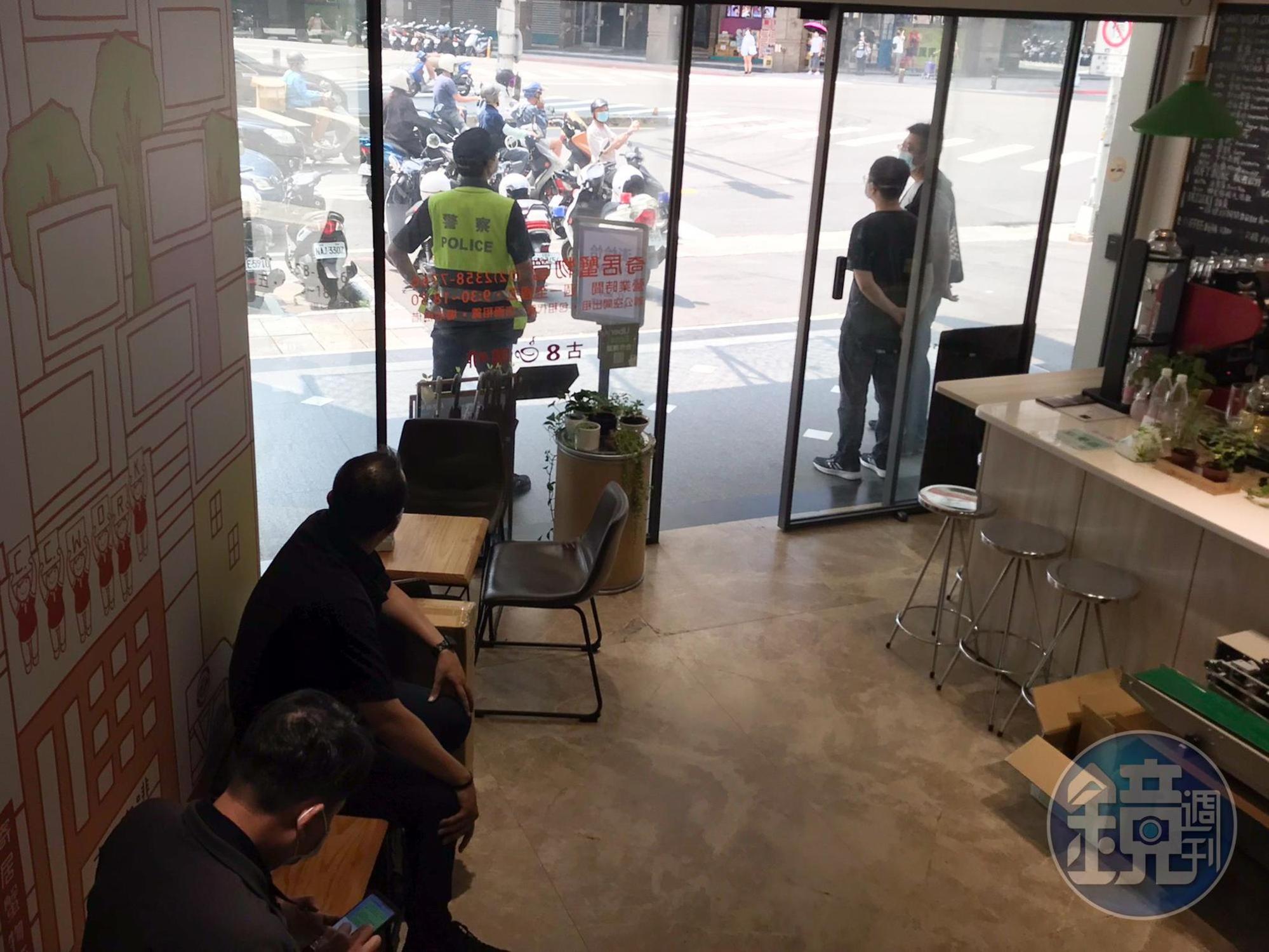 澎恰恰記者會場外甚至還有警察戒護。