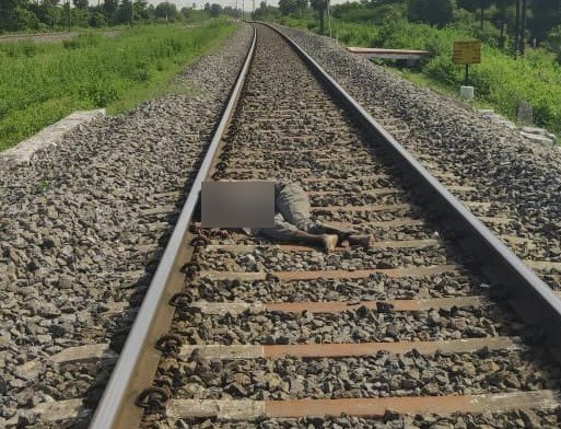 遭通緝的性侵犯陳屍鐵軌,死狀非常悽慘。(翻攝Women Safety Wing Telangana State Police IG)