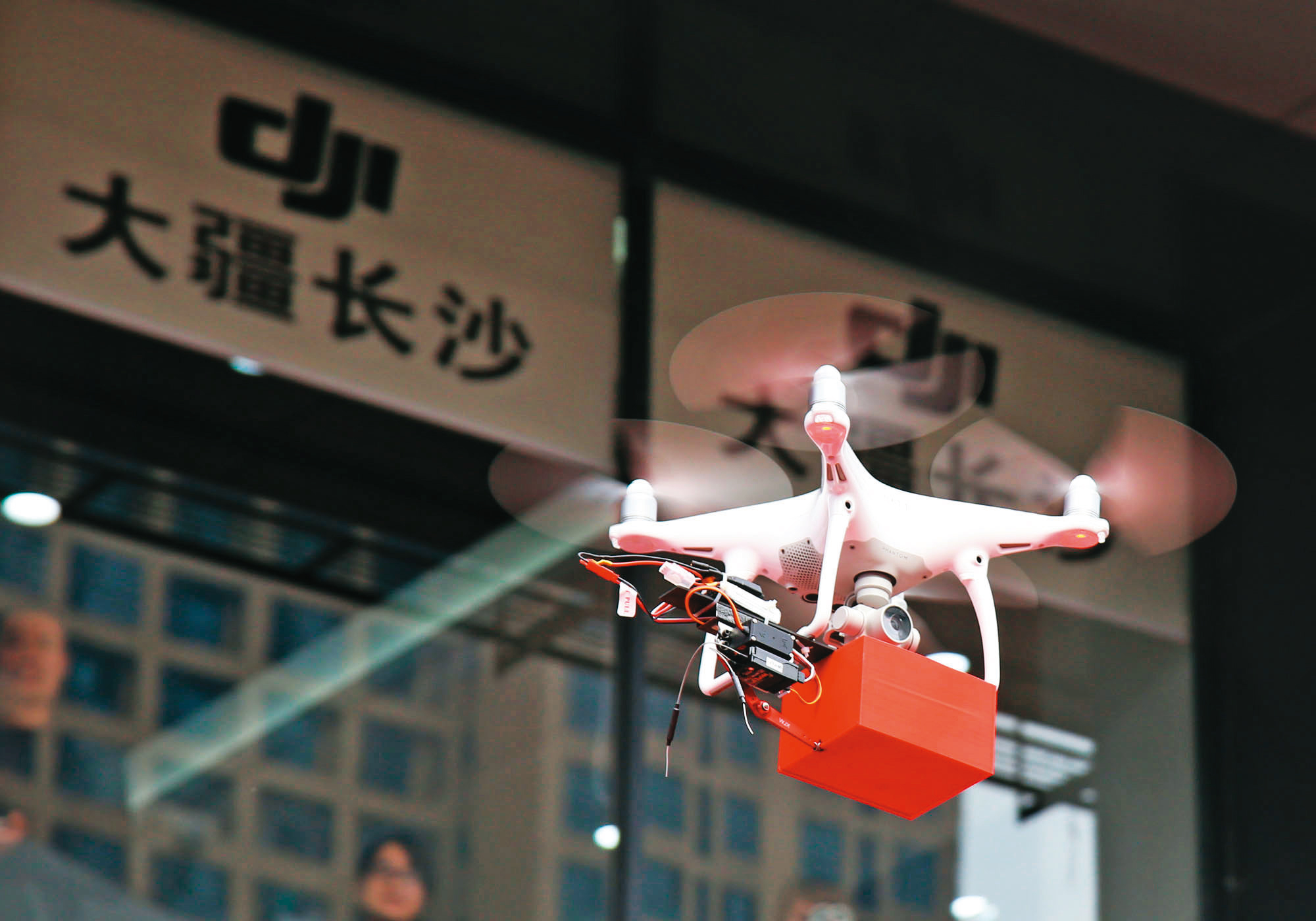 中國大疆（DJI）多軸無人空拍機全球市占高達7成以上，但今年初被美國列入貿易黑名單。（東方IC）