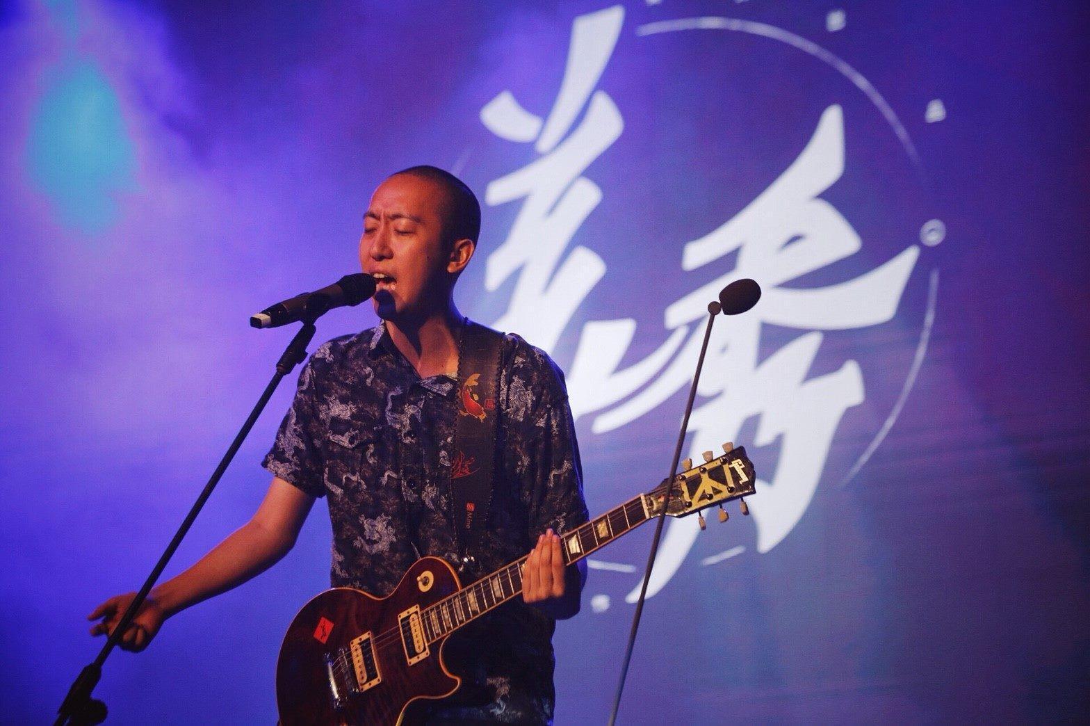 美秀集團吉他手修齊被警方攔查時,驚見車內有大麻電子菸油,被採尿驗毒。(翻攝自美秀集團臉書)