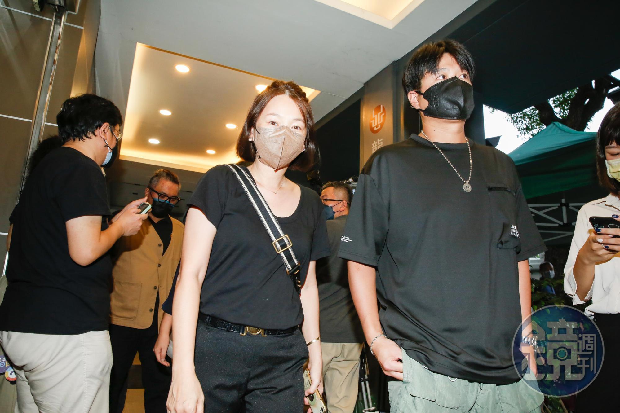 六月、李易夫妻檔都與龍劭華有過合作，特地來到靈堂上香致意。
