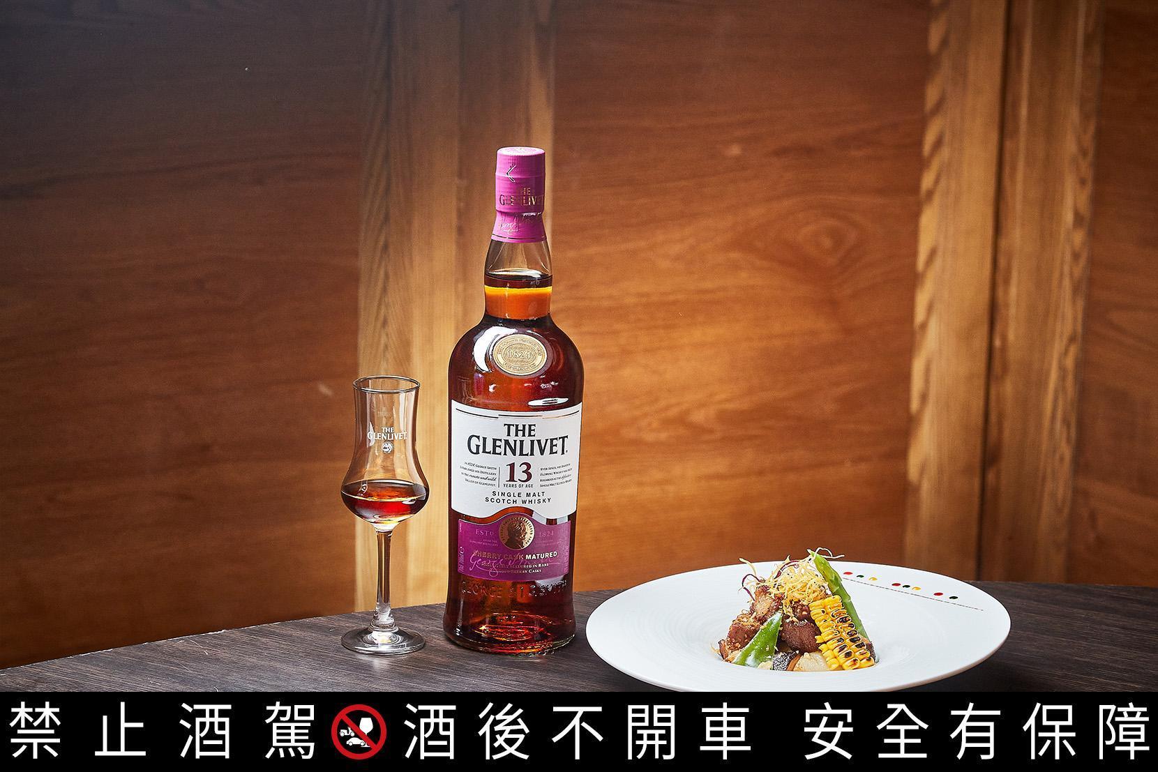 「蒜酥快樂豬」匯集豬肉鮮甜與蒜酥辛香，正好呼應格蘭利威13年雪莉桶單一麥芽威士忌的甜美與馥郁香氣。