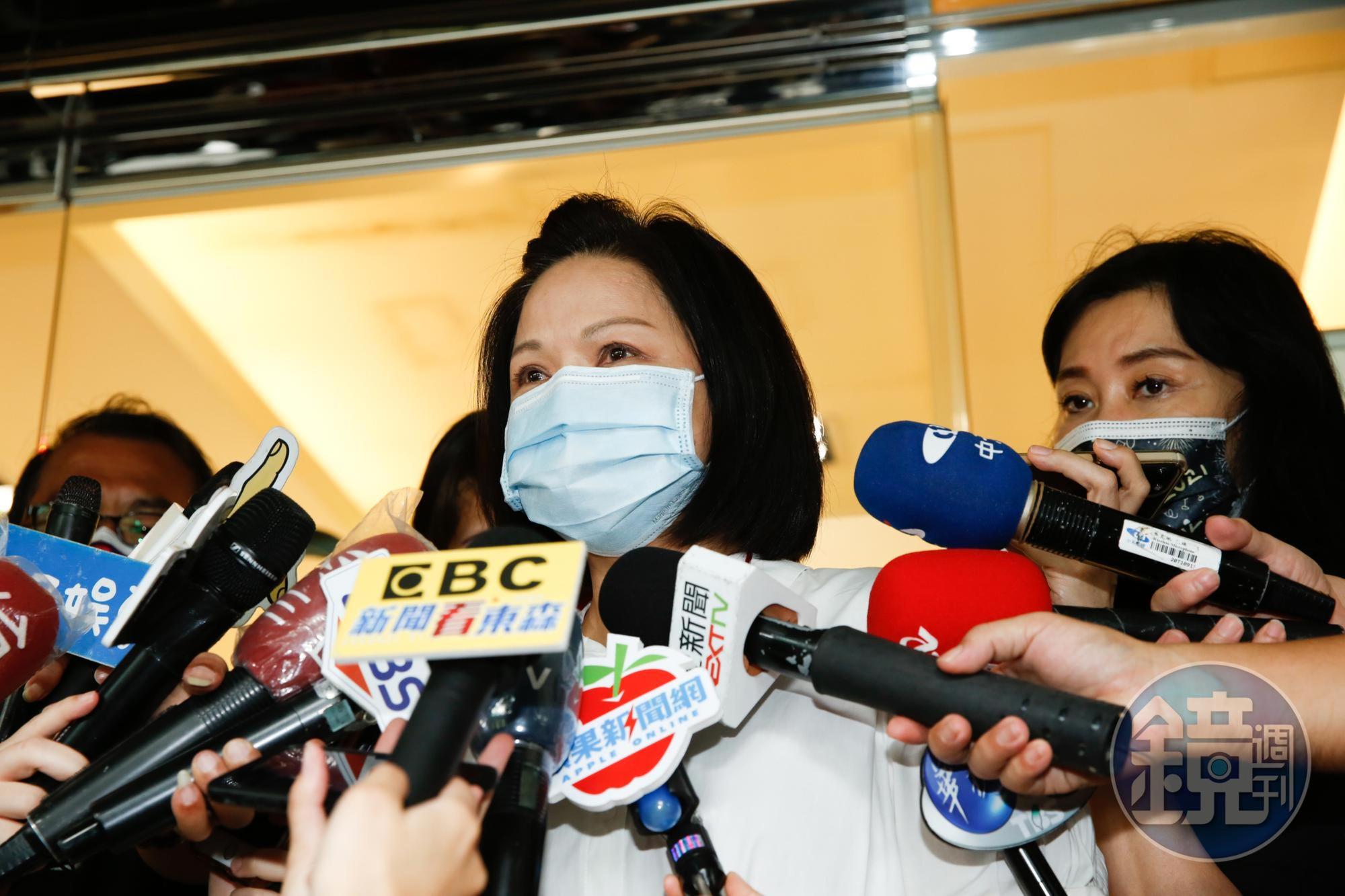 楊貴媚出道第一部戲就是跟龍劭華拍，今天前往靈堂弔唁也紅了眼眶。