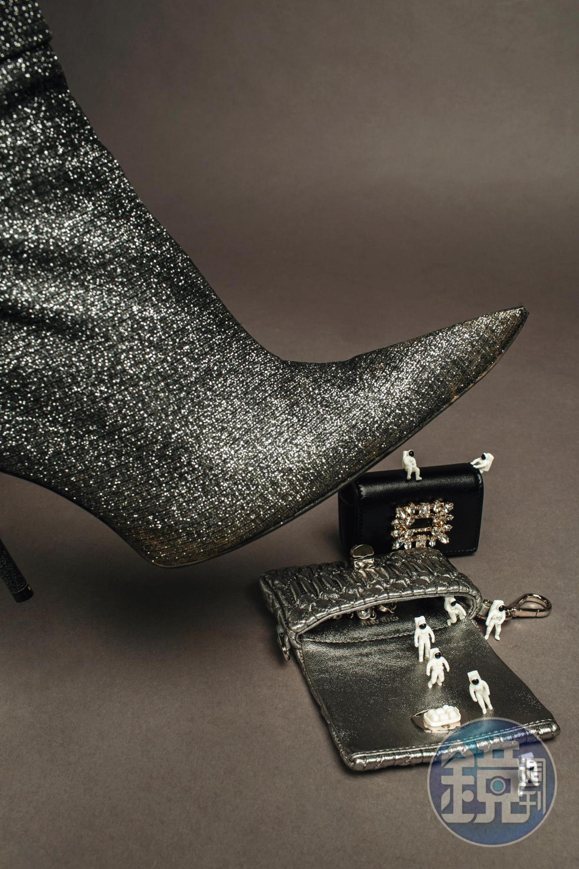 納帕軟皮迷你水晶鍊帶包 NT$21,000 by MIU MIU。Broche迷你包 NT$27,300 by ROGER VIVIER。Essex銀色尖頭長靴 NT$61,550 by BALENCIAGA。