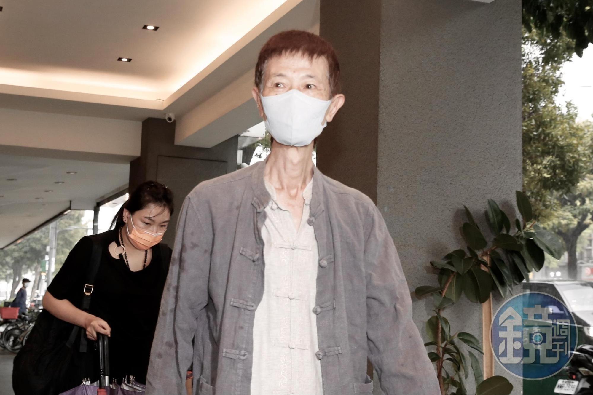 下午台北突然下起一陣大雨，「阿西」陳博正依舊來到靈堂向兄弟致意。