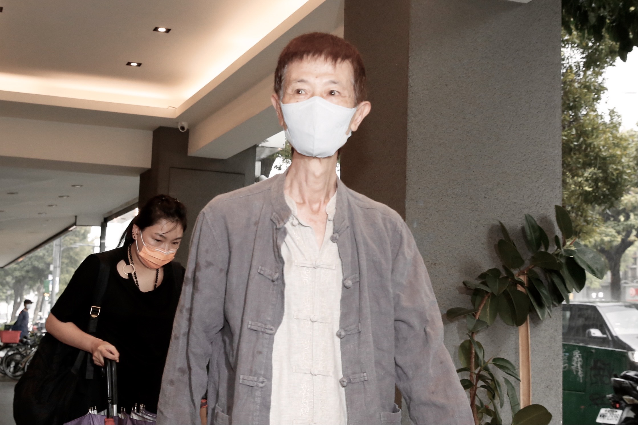 下午台北突然下起一陣大雨，「阿西」陳博正依舊來到靈堂向兄弟致意。