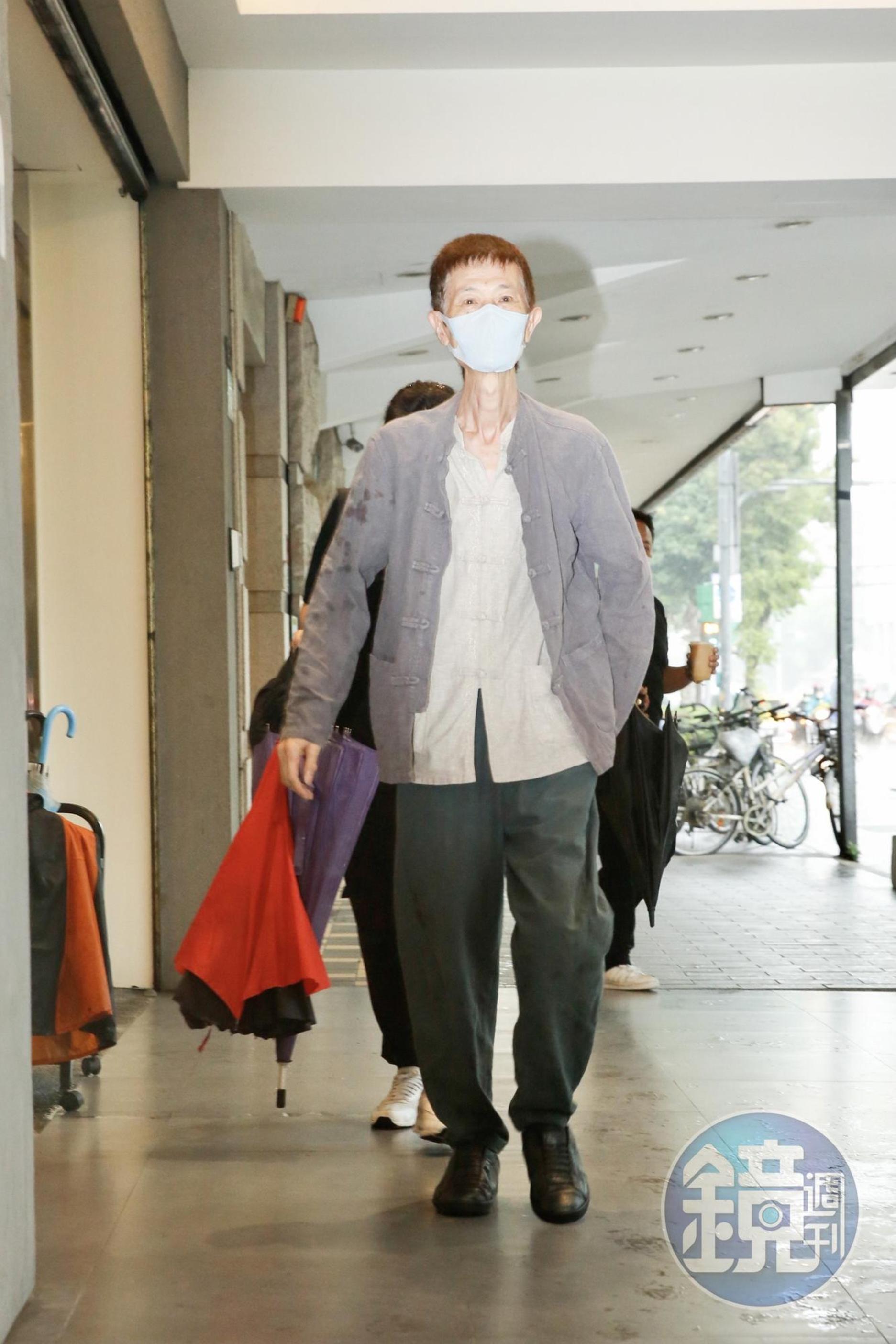 小龍劭華兩歲的阿西聊起身體狀況，自嘲「目前還走不了」。