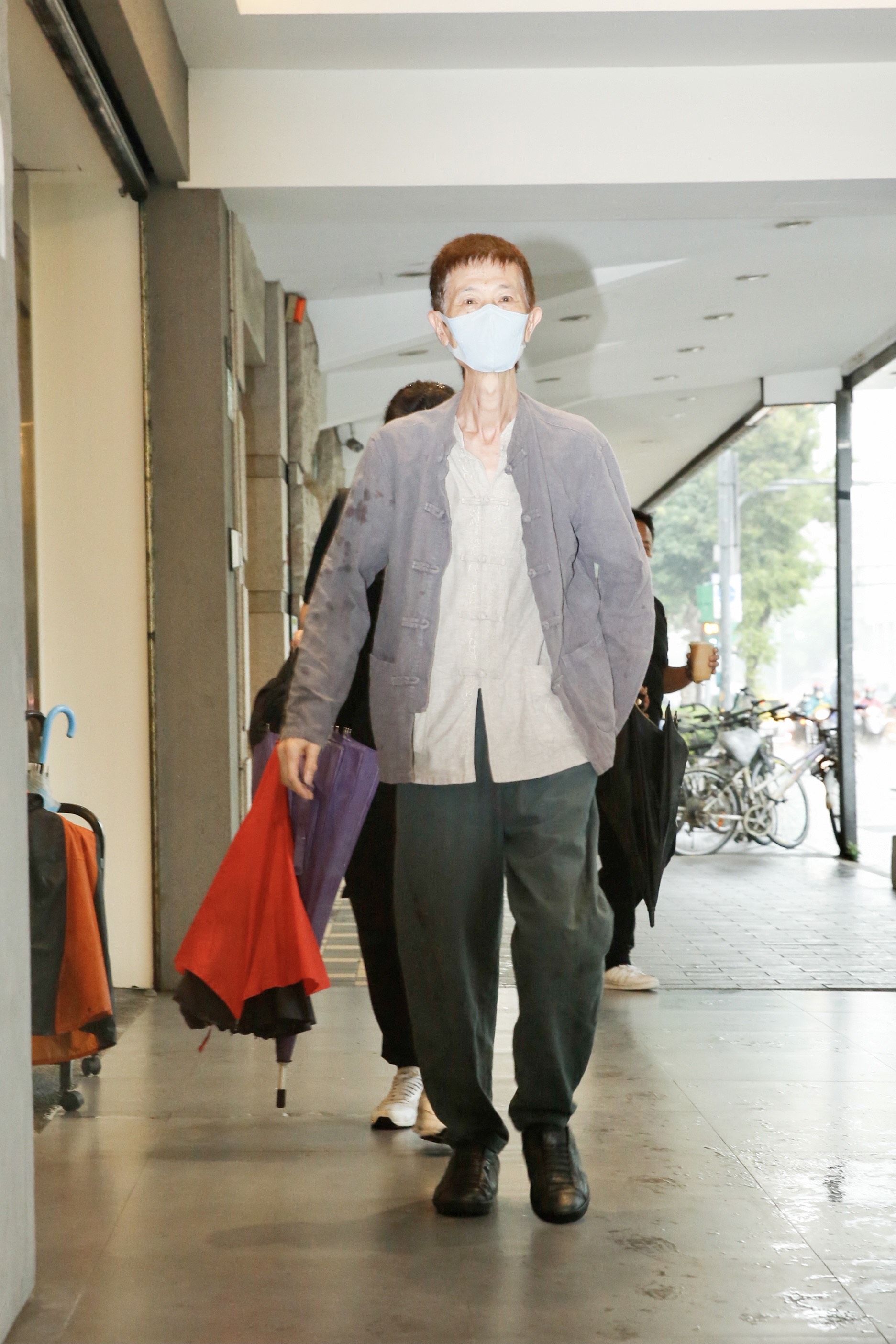小龍劭華兩歲的阿西聊起身體狀況，自嘲「目前還走不了」。