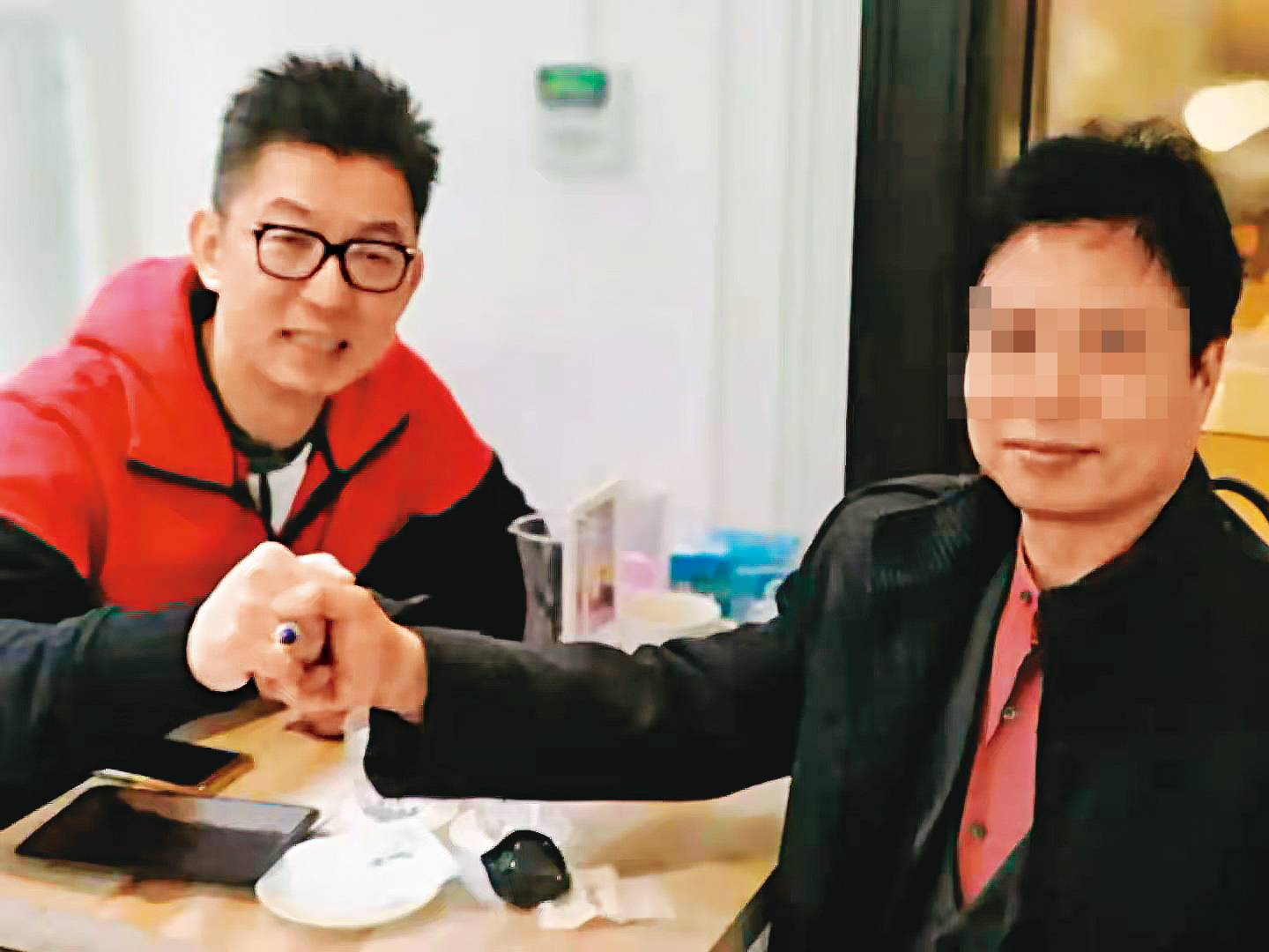 許姓台商（右）與嚴健誠（左）原本合作順利，卻因貨款問題而關係生變。（讀者提供）