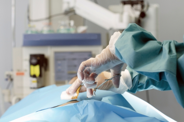 原PO常被家中長輩臉書分享的「切除組織照」嚇到。（示意圖，本刊資料照）