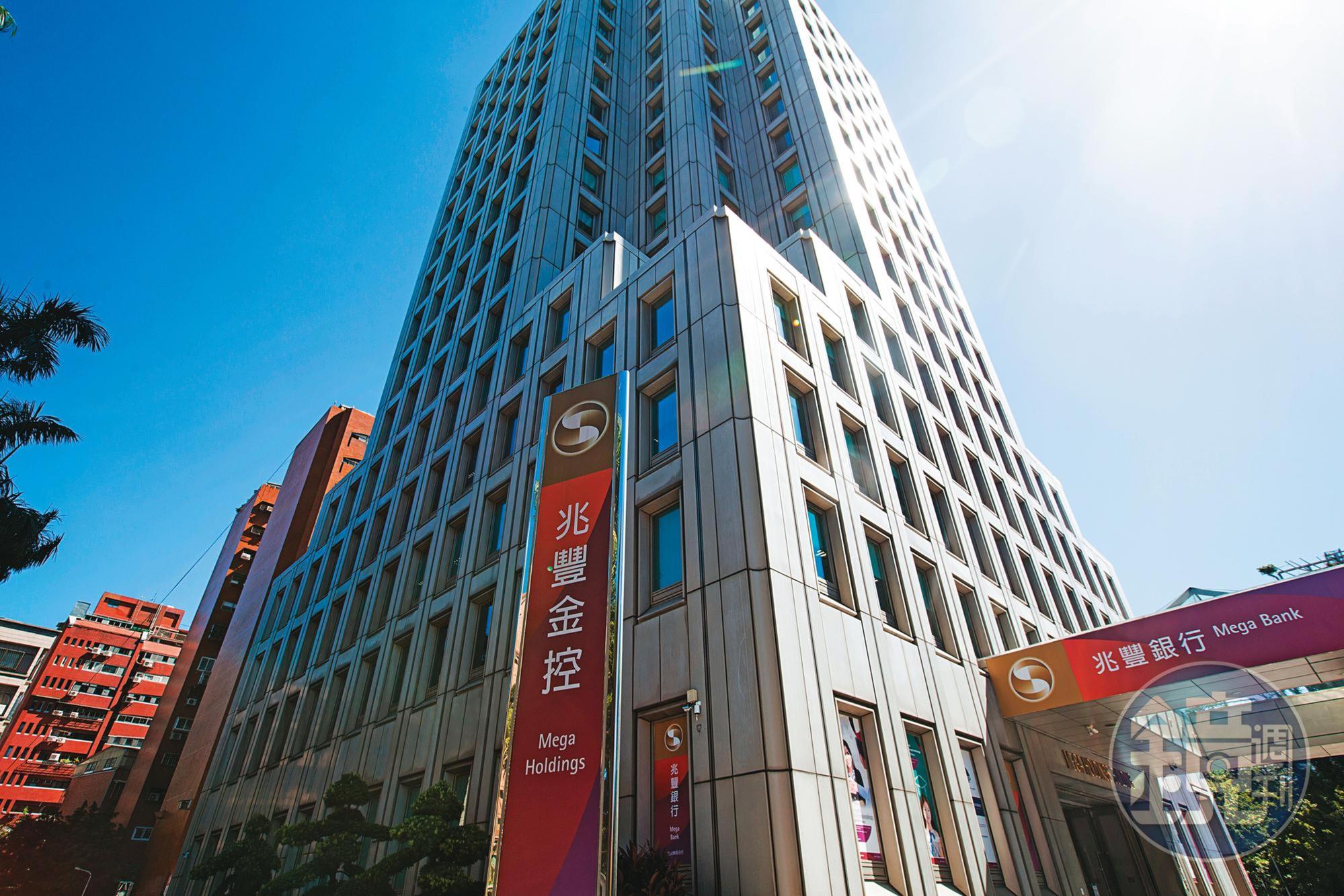 兆豐金是不少存股族的口袋名單，今年獲利成長，明年股息配發更誘人。