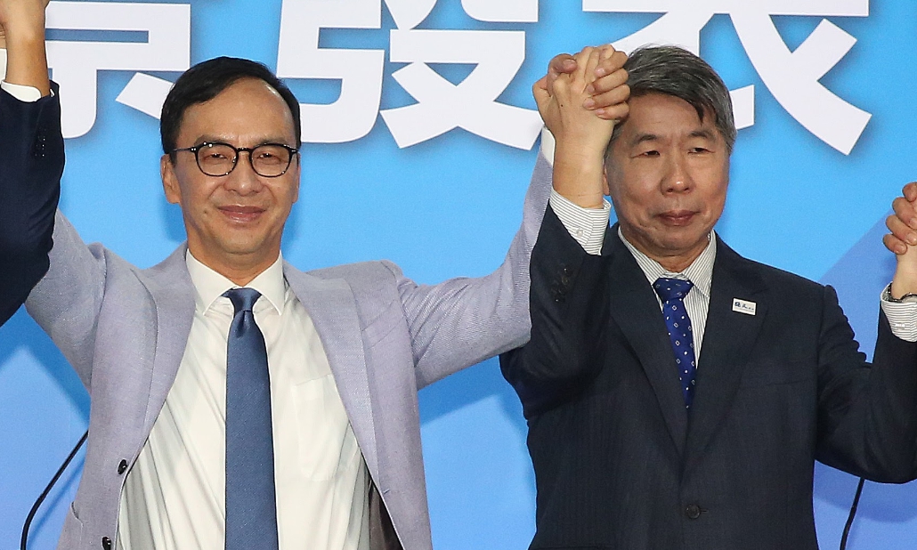 藍營黨魁之爭白熱化，朱立倫（左）和張亞中（右）隔空交火。（本刊資料照）