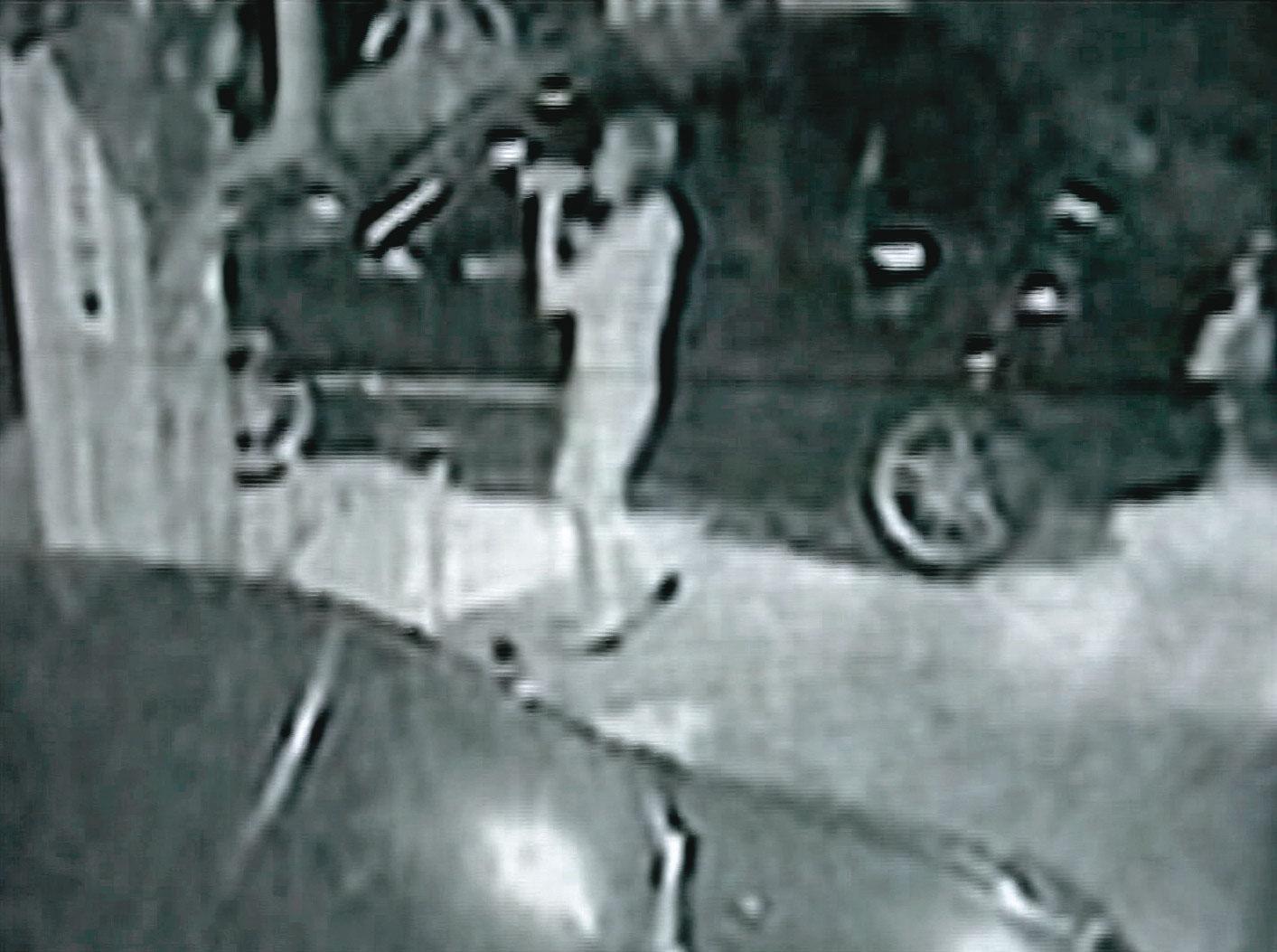 貴婦才剛離開漢口路牌咖家中,立刻就被連人帶車押走。(翻攝畫面)