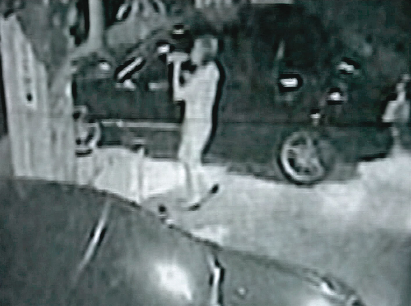 貴婦才剛離開漢口路牌咖家中,立刻就被連人帶車押走。(翻攝畫面)
