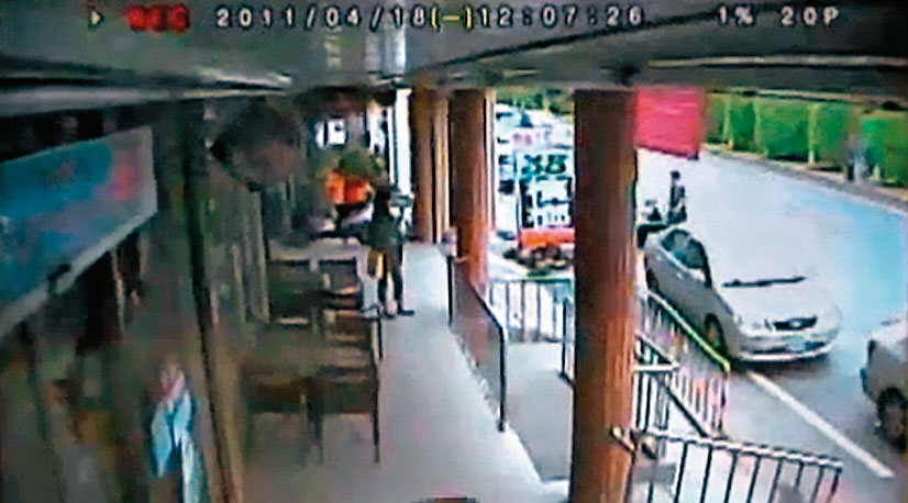 鍾男為避免警方追蹤,特地打便利商店外的公共電話聯絡友人。(翻攝畫面)