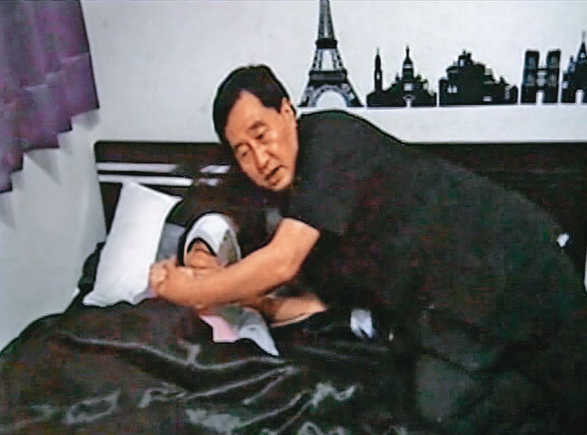 貴婦被綁7天後獲救,警方衝入密室時,她仍舊滿臉驚慌。(翻攝畫面)