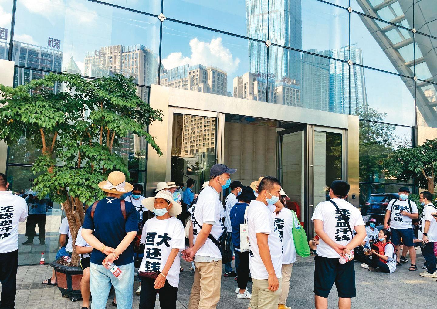 恆大傳出財務危機,受害人抗議,媒體報導,這很可能會是中國的雷曼時刻。(翻攝自微博)