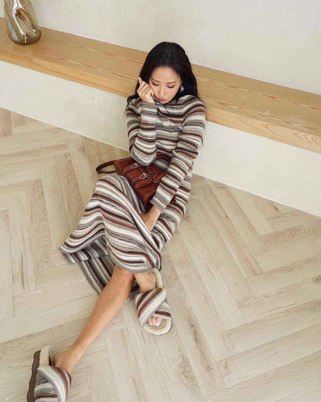孫芸芸在超過30度的高溫下，已迫不及待示範秋冬造型。（翻攝自孫芸芸IG）