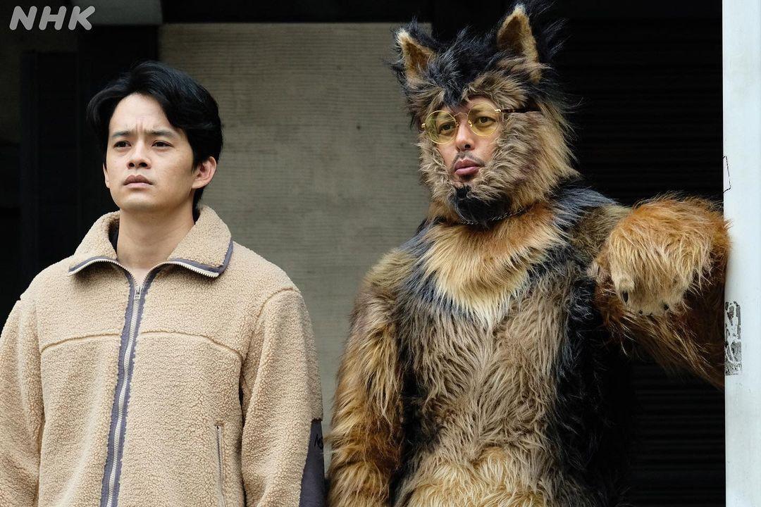 小田切讓（右）在自導自演的新日劇《奧莉佛是狗，（天哪！！）這傢伙》中飾演警犬，左為池松壯亮。（翻攝自@nhk_oliver IG）