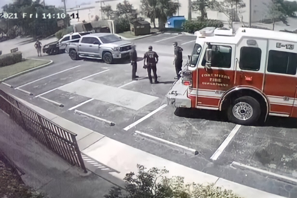 神祕女子遭囚禁在下水道內，被外出用餐的路人發現通報警方。（翻攝NBC2 YouTube頻道）