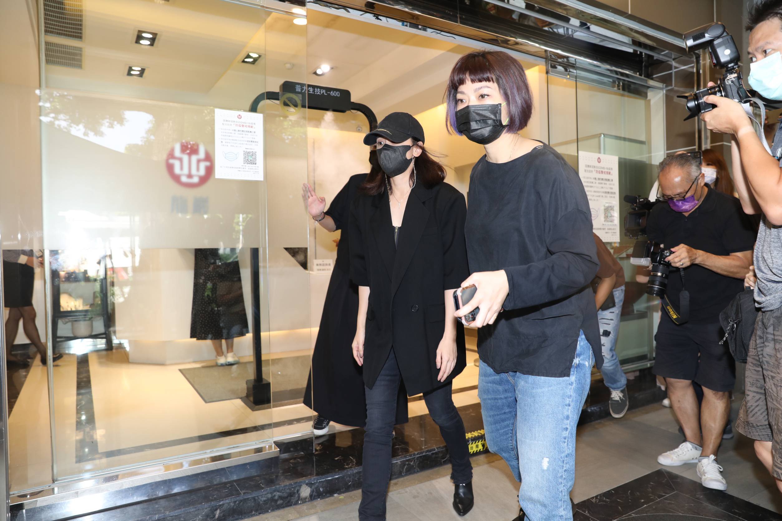 賈靜雯（左）一大早就到龍劭華靈前弔唁。