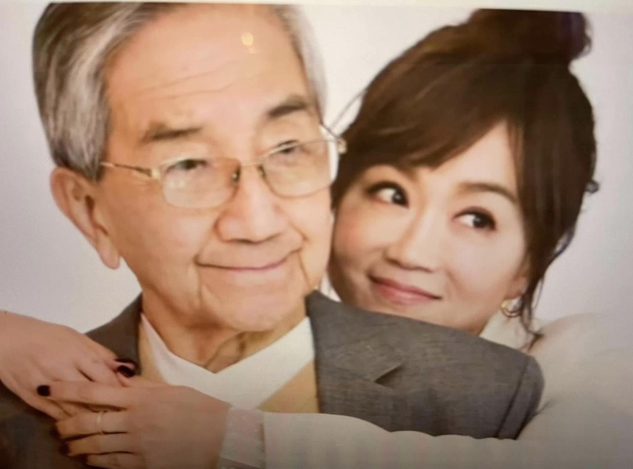 高怡平的92歲父親過世,她在臉書放上2人合照。(翻攝自高怡平臉書)