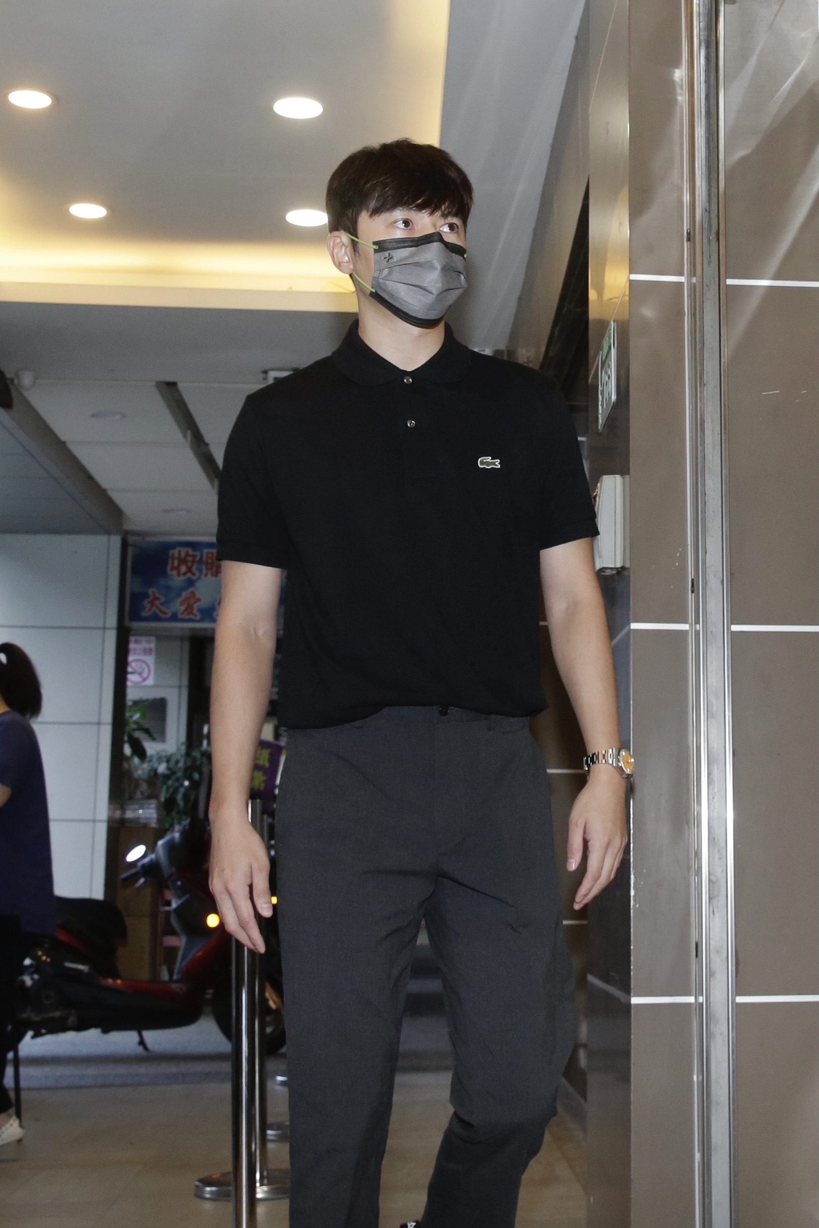 李國毅的老婆橘子正待產中,他不忌諱仍赴靈堂致意。