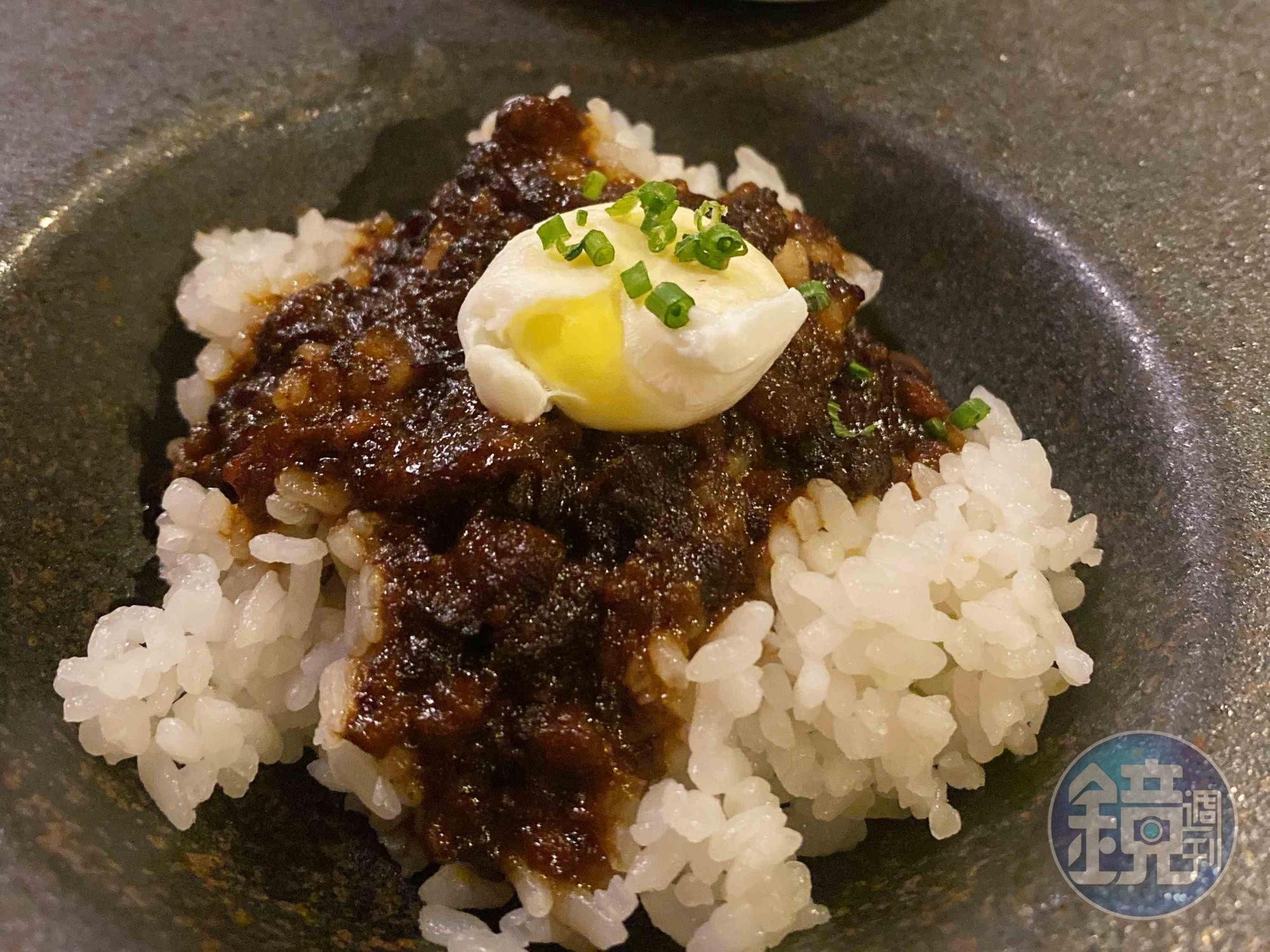 「鮑魚滷肉飯」滷汁使用皇珵醬油，以濃口、白醬油與黑豆醬油調配完美比例。