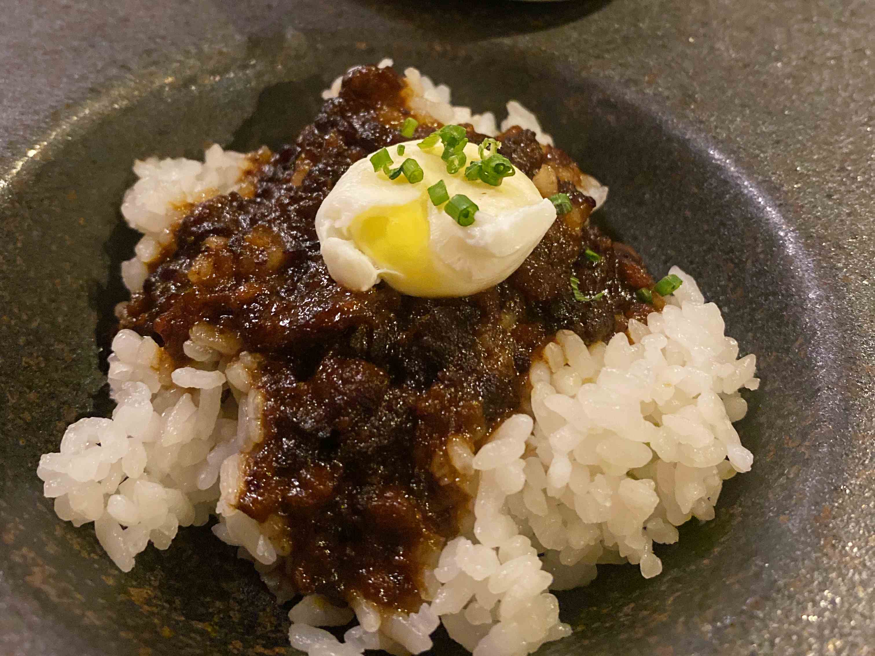 「鮑魚滷肉飯」滷汁使用皇珵醬油,以濃口、白醬油與黑豆醬油調配完美比例。