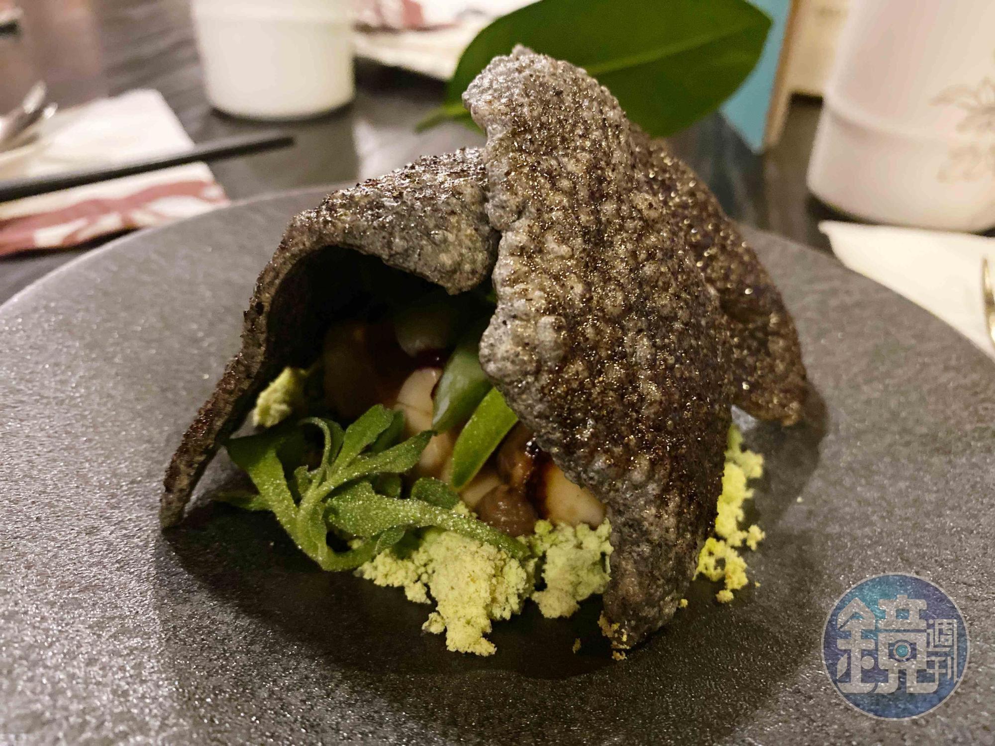 「野菇森林沙拉」料理以山野中的樹洞為靈感，蕈菇類就藏在洞裡，充滿童趣。