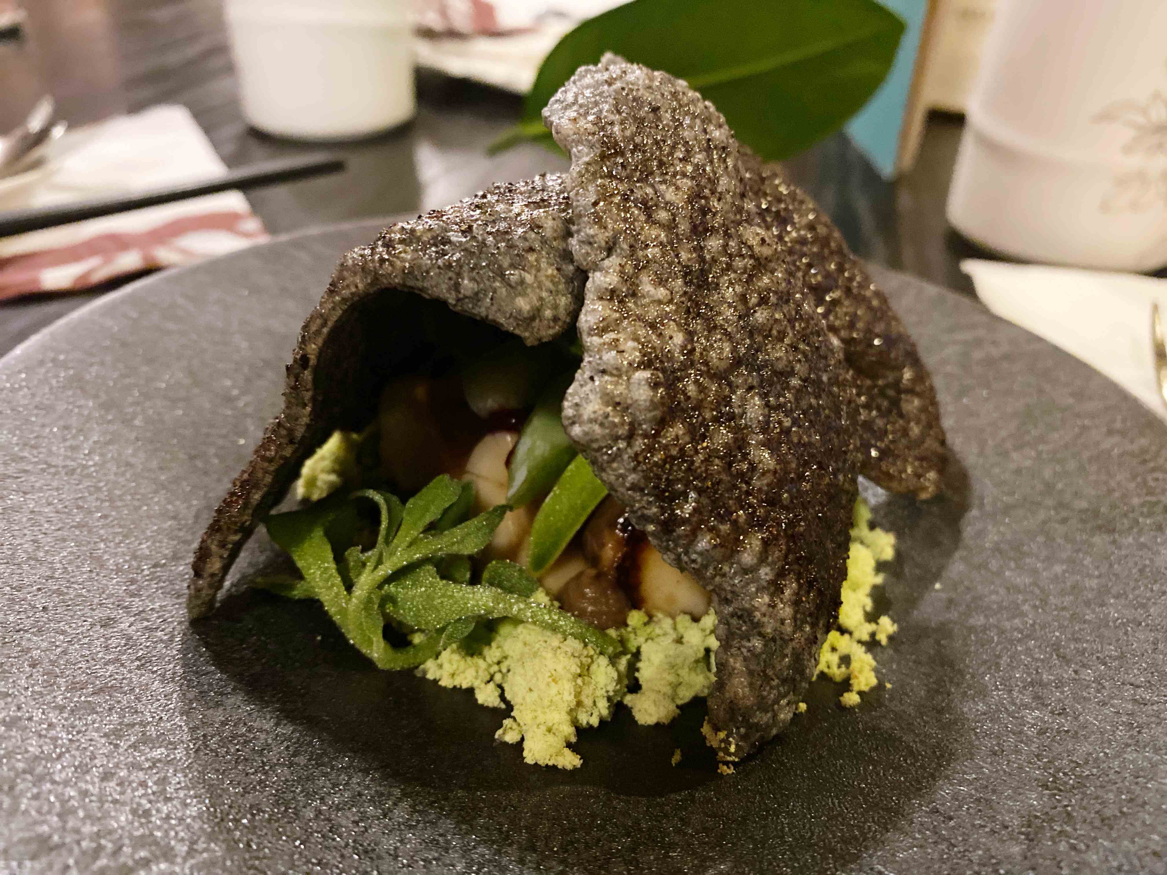 「野菇森林沙拉」料理以山野中的樹洞為靈感,蕈菇類就藏在洞裡,充滿童趣。