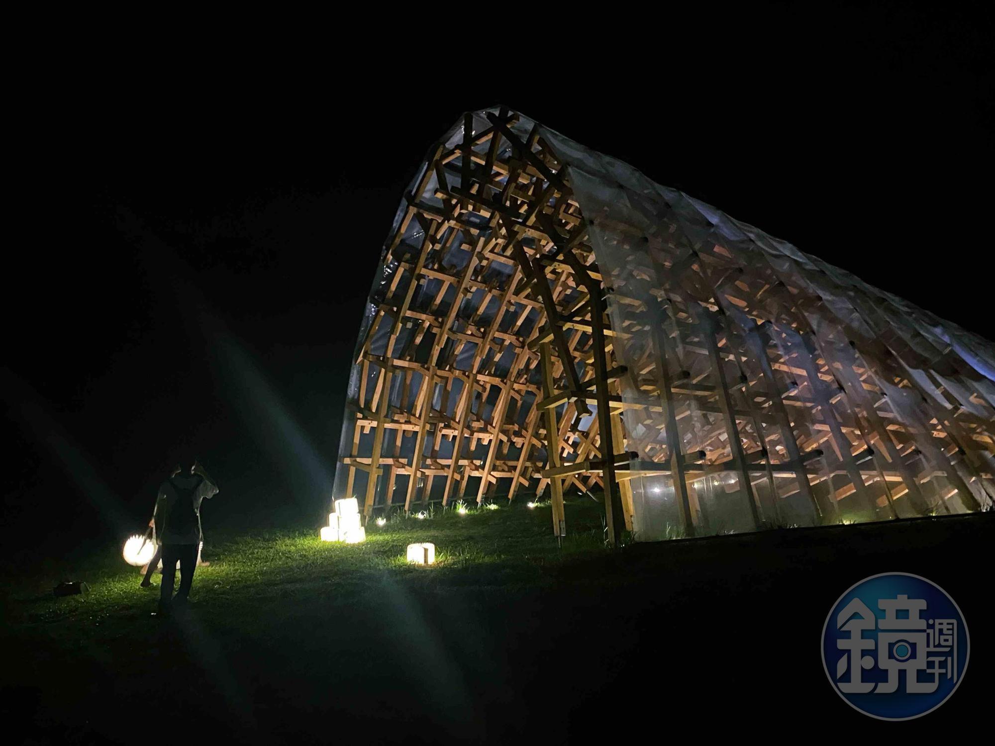 「風檐」為隈研吾首件在台作品，以九重山及九降風為靈感打造，夜晚打上燈光又是另種風情。