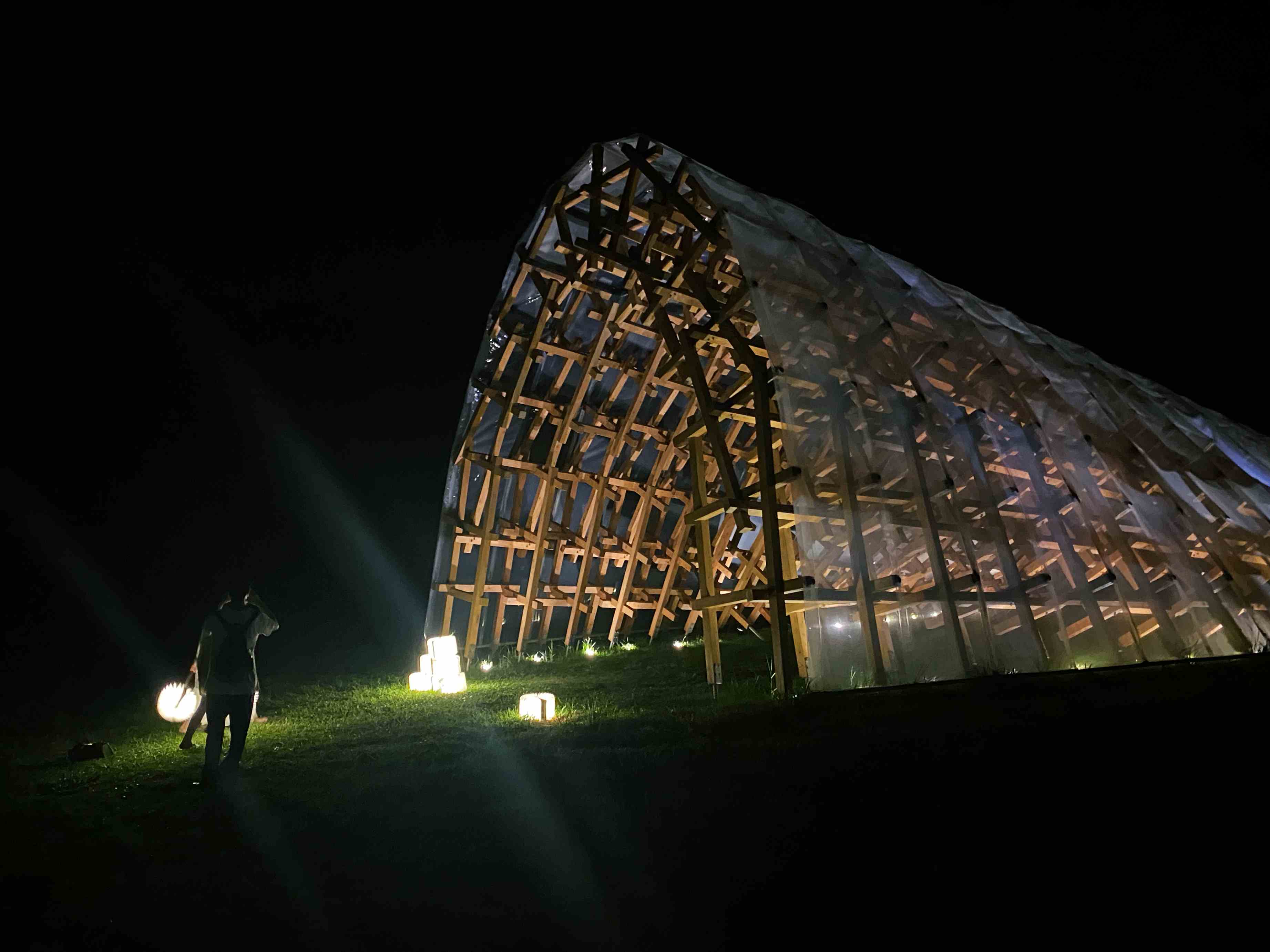 「風檐」為隈研吾首件在台作品,以九重山及九降風為靈感打造,夜晚打上燈光又是另種風情。