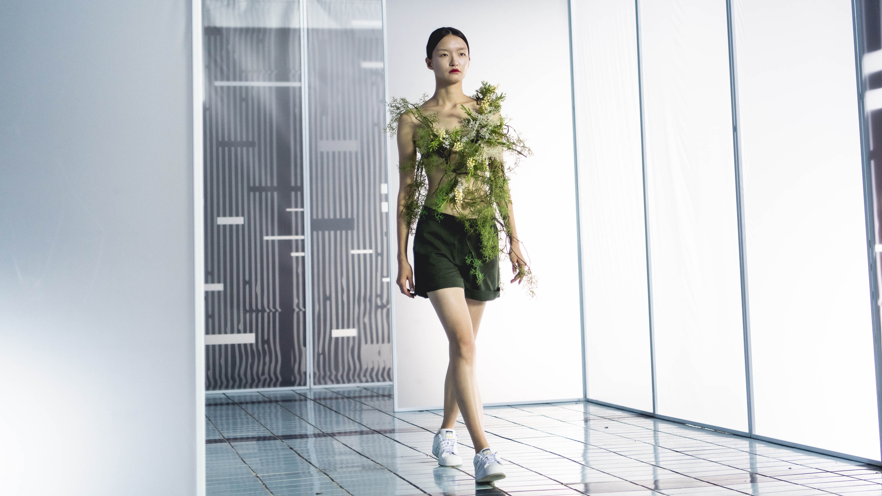 APUJAN最新一季時裝秀迷宮喧囂，探討資訊爆炸時代的夢境。（APUJAN提供）