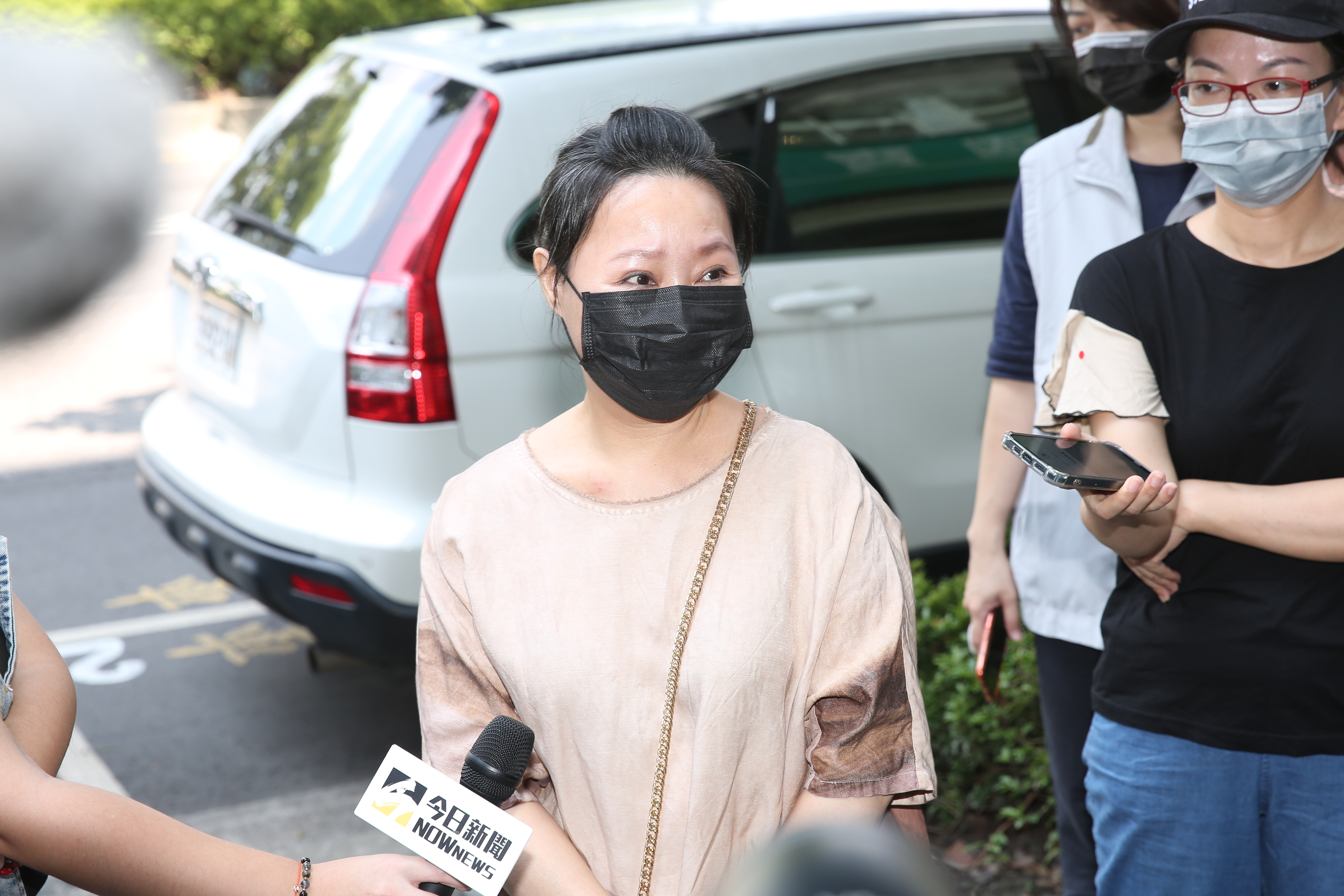 呂雪鳳跟逝去的龍劭華演過兩次夫妻，她在靈堂回憶兩人點點滴滴。