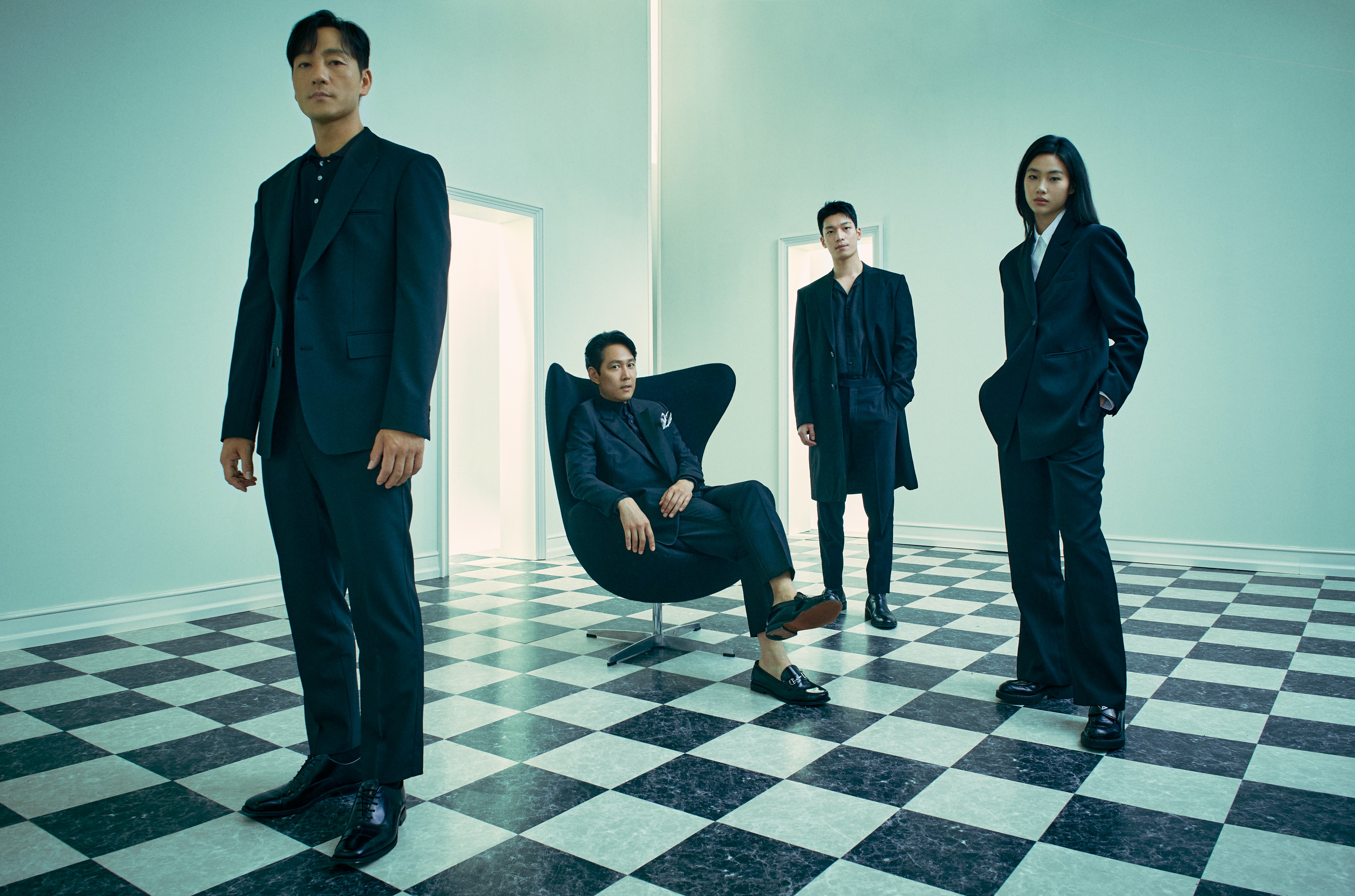 《魷魚遊戲》除了李政宰（左二）、朴海秀（左一）還有觀眾喜愛的魏嘏雋與鄭好娟。（Netflix提供）