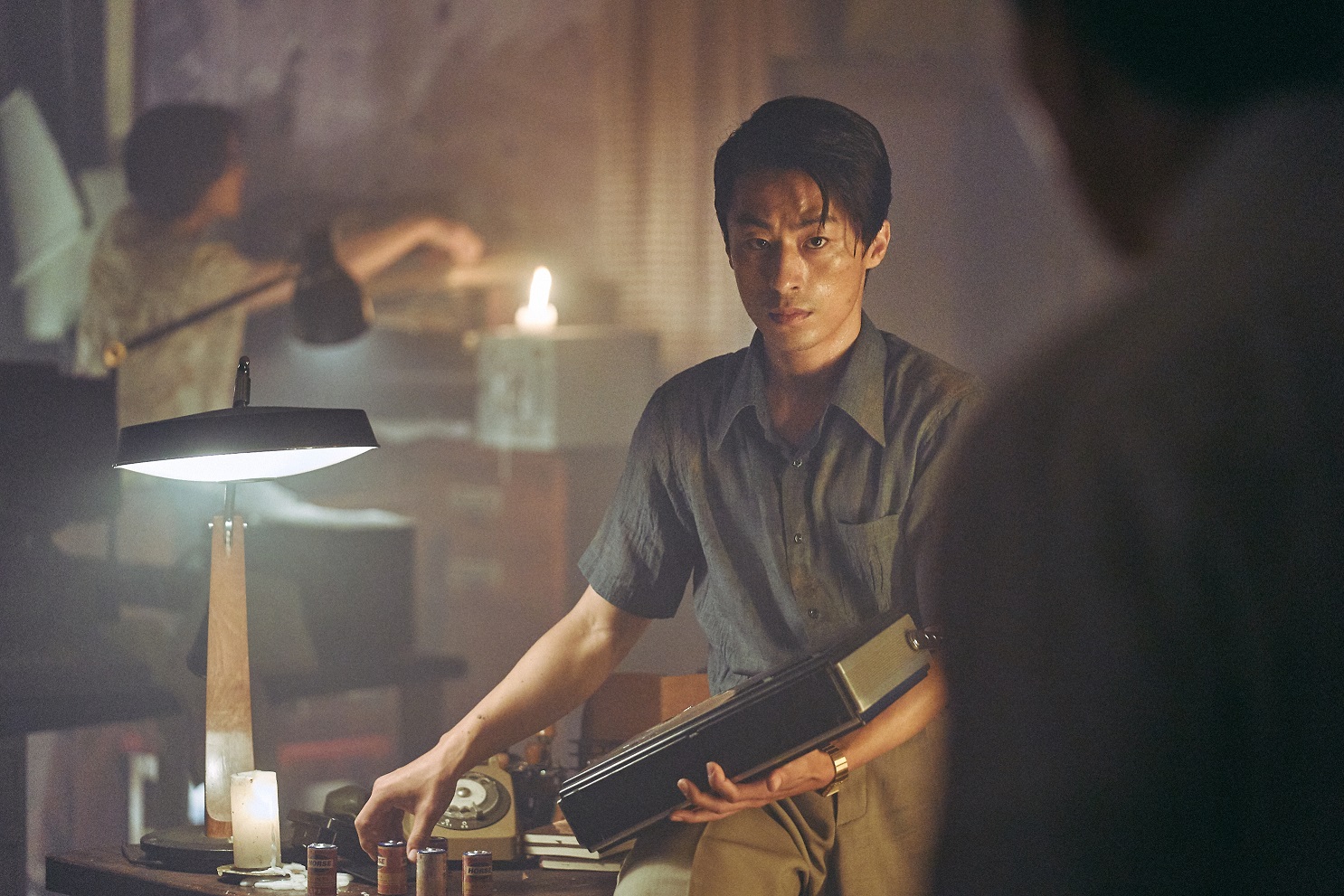 具教煥為《逃出摩加迪休》考到汽車駕照，卻因為嫌停車麻煩，寧可搭大眾交通工具。（車庫娛樂提供）