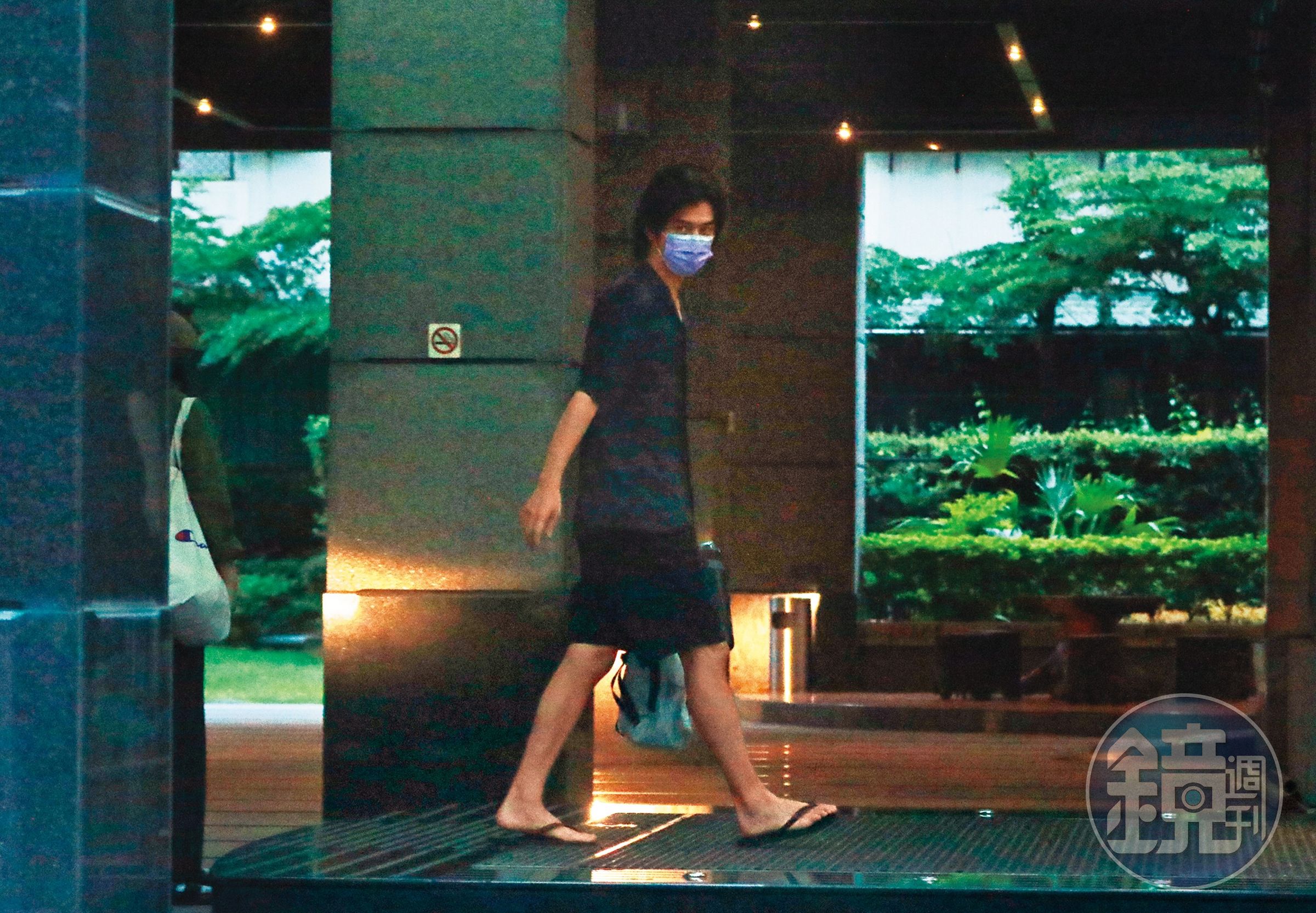 8/24 17：21 酒吧拍戲前1週，陳柏霖結束在北市光點華山的拍攝工作後，以一身路人打扮、踩著夾腳拖直奔回家。