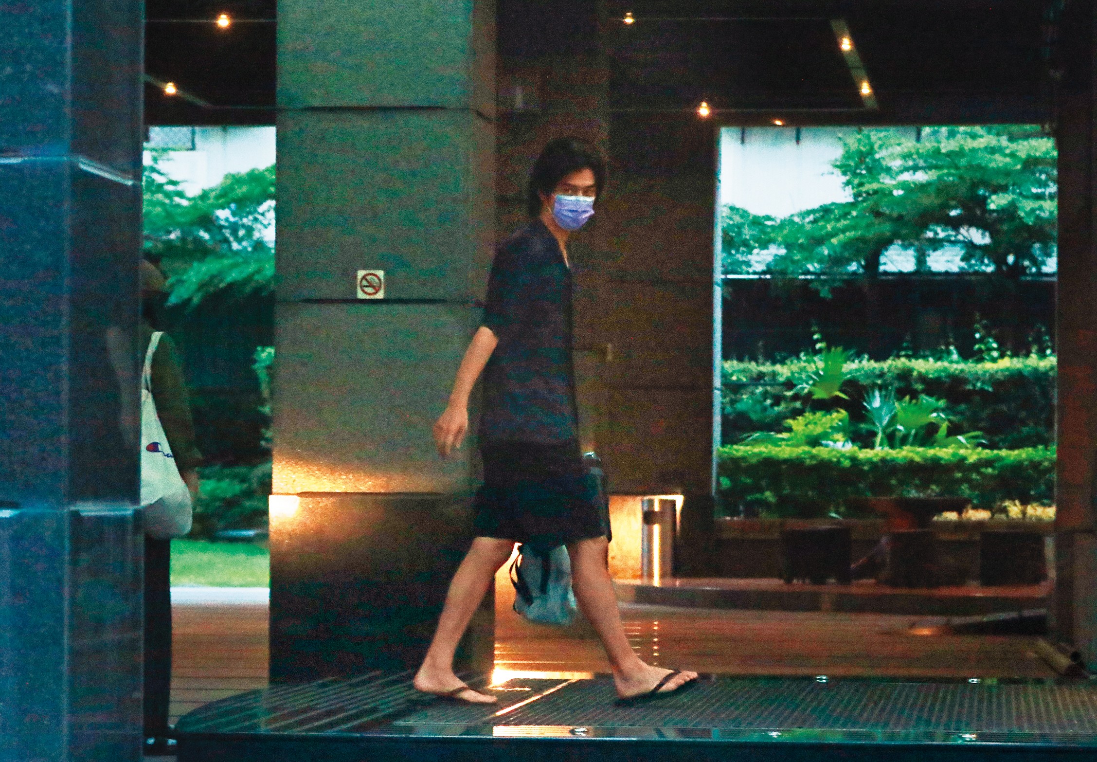 8/24 17：21 酒吧拍戲前1週，陳柏霖結束在北市光點華山的拍攝工作後，以一身路人打扮、踩著夾腳拖直奔回家。