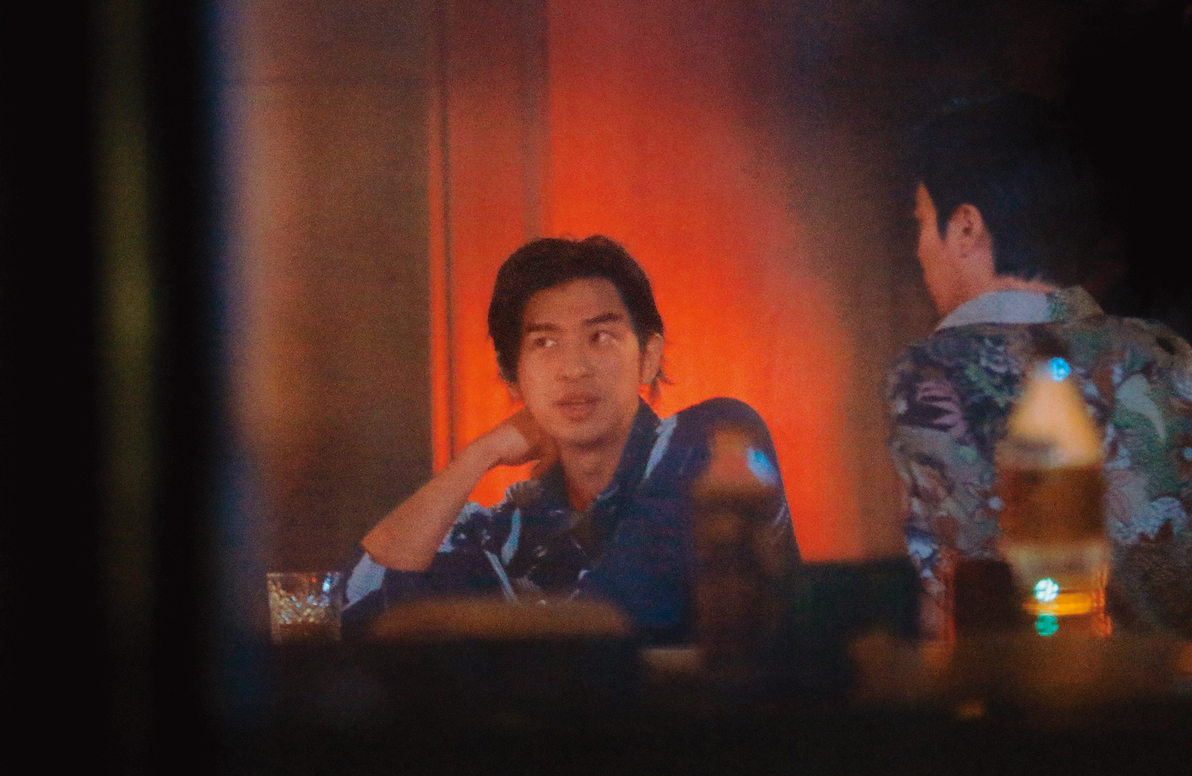 9/1 19：58 陳柏霖（左）坐在吧檯，與其他演員對戲，一起喝酒談心。