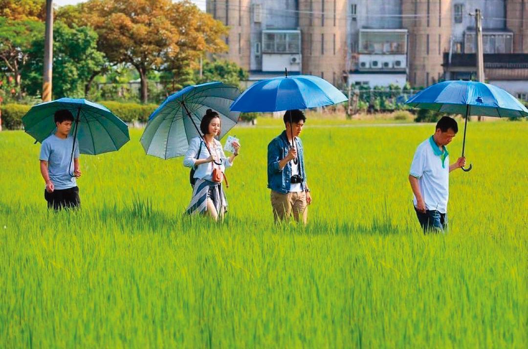 Sora(左二)演出戲劇《賽鴿賽歌》時,曾在山裡遇上靈異事件,讓她印象深刻。(翻攝自林酉芯IG)