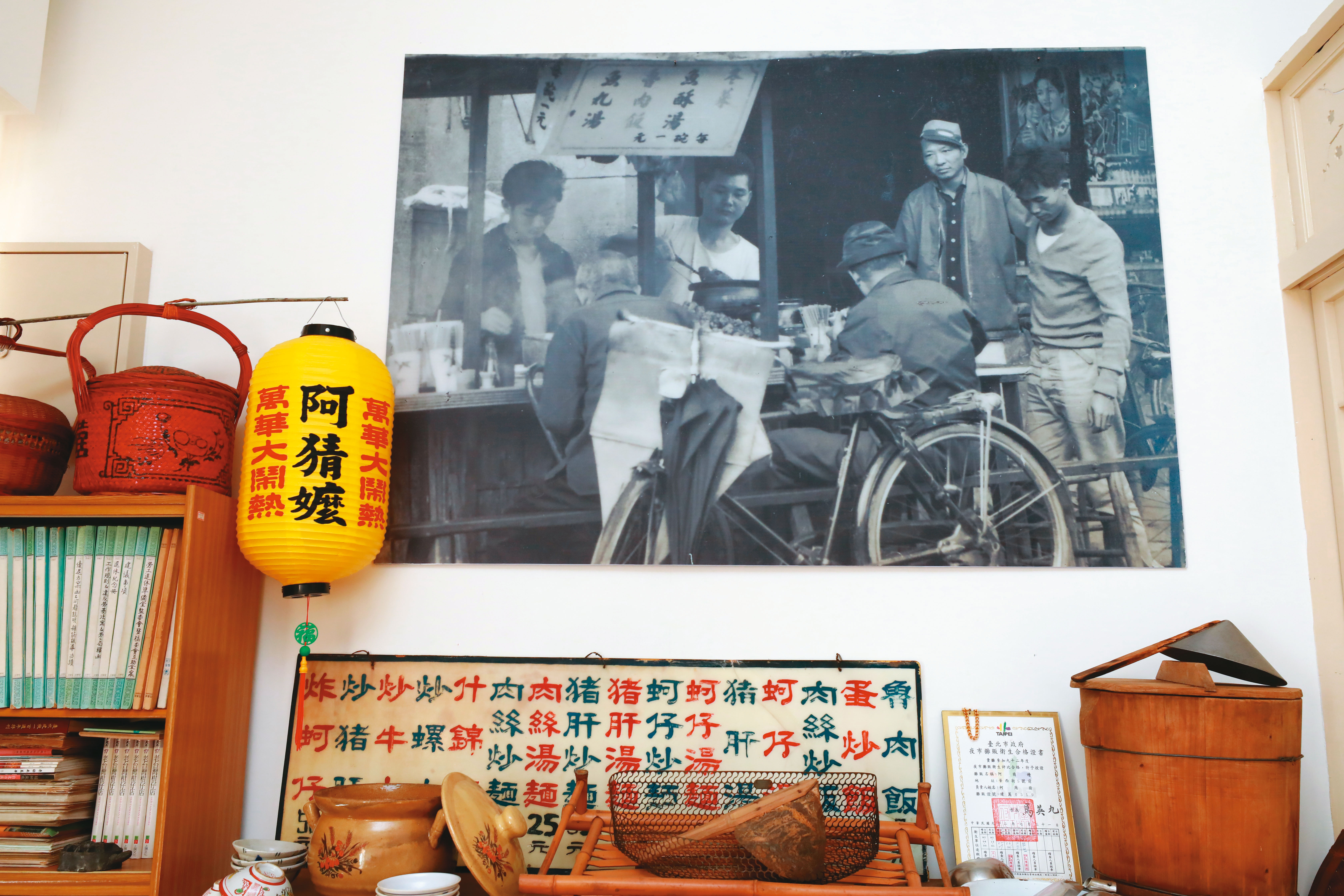 阿猜嬤是56年老店,柯得隆接手後,有意識地保存在店面使用過的一切什物,包括招牌和餐具。