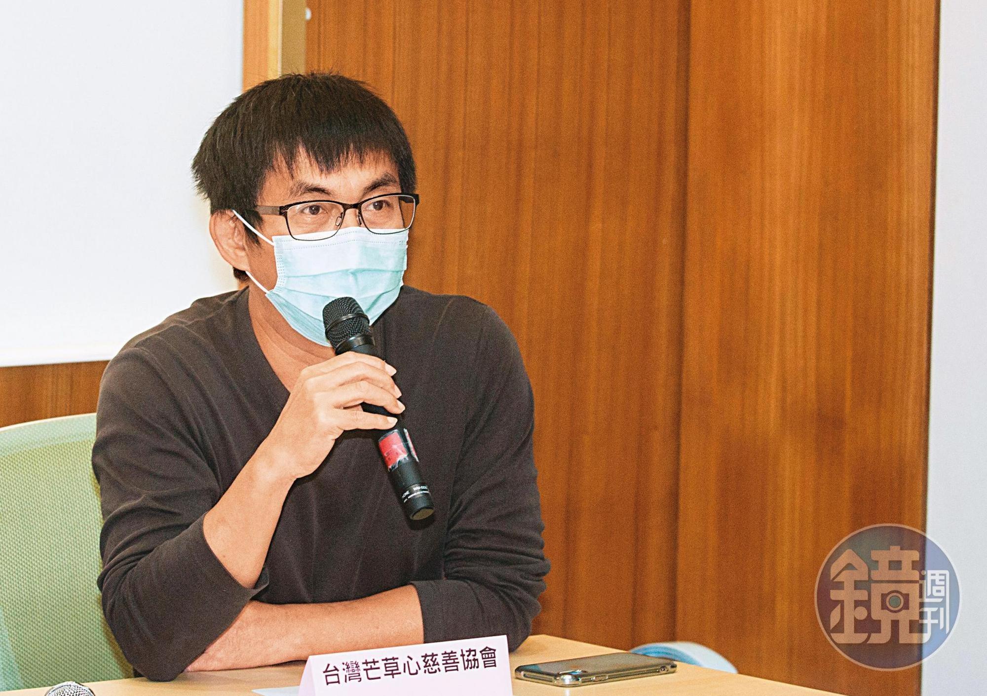 芒草心理事長張獻忠長期關懷無家者，在萬華社福中心的社工染疫、全體隔離期間，也擔起發放物資給無家者的工作。