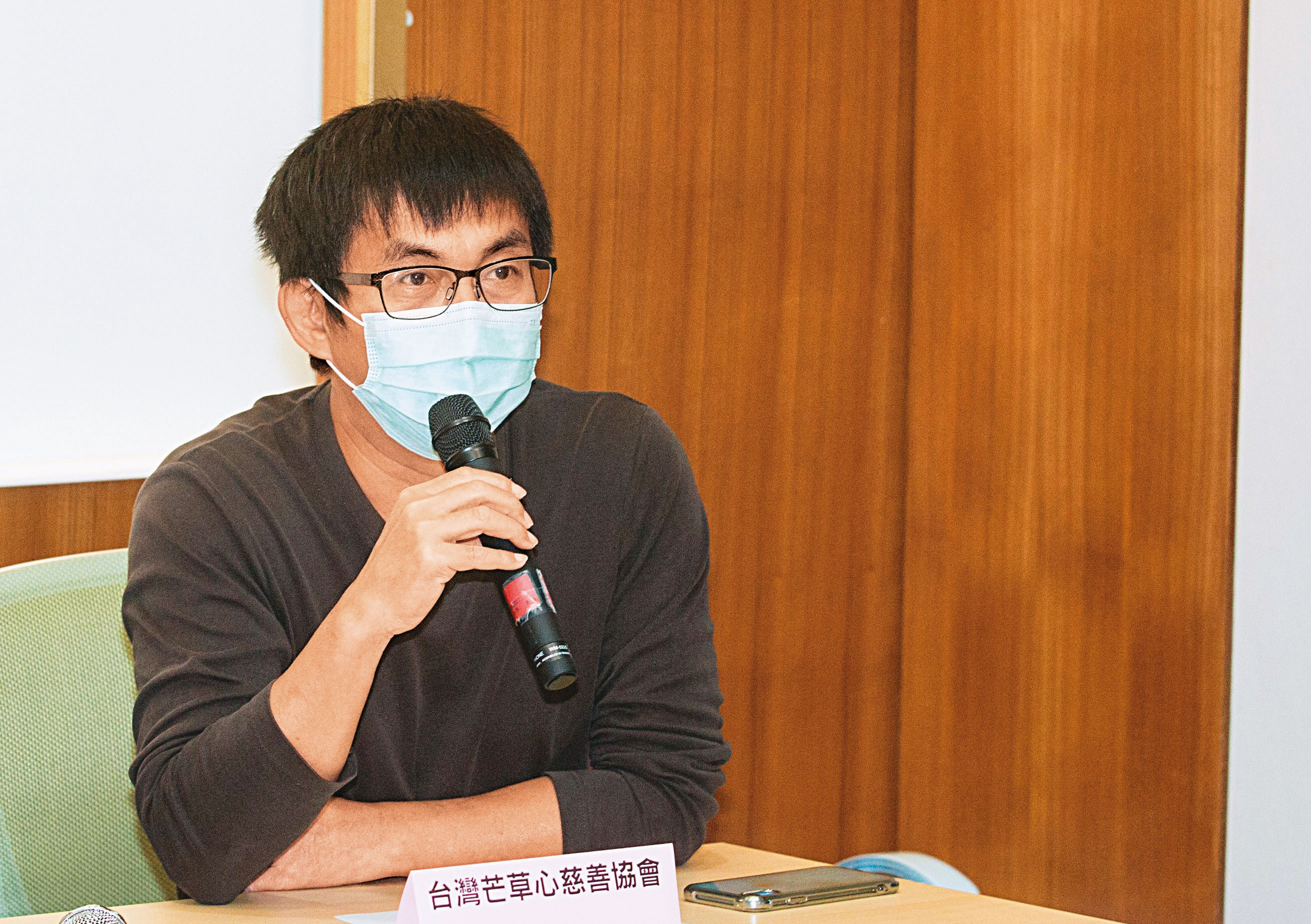 芒草心理事長張獻忠長期關懷無家者,在萬華社福中心的社工染疫、全體隔離期間,也擔起發放物資給無家者的工作。
