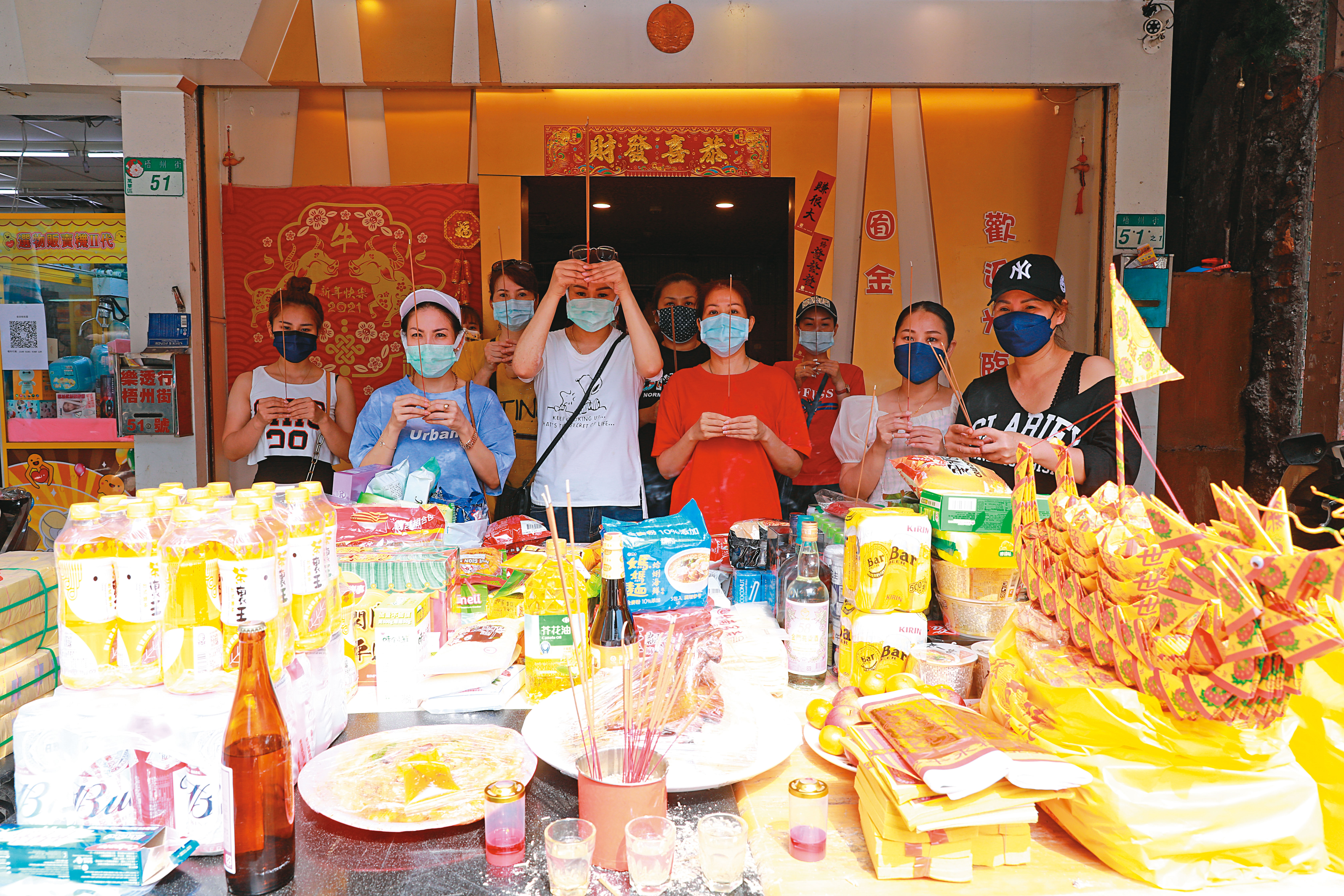三水街一帶店家雖全數停業,但普渡期間仍設壇祭祀,是唯一的熱鬧。