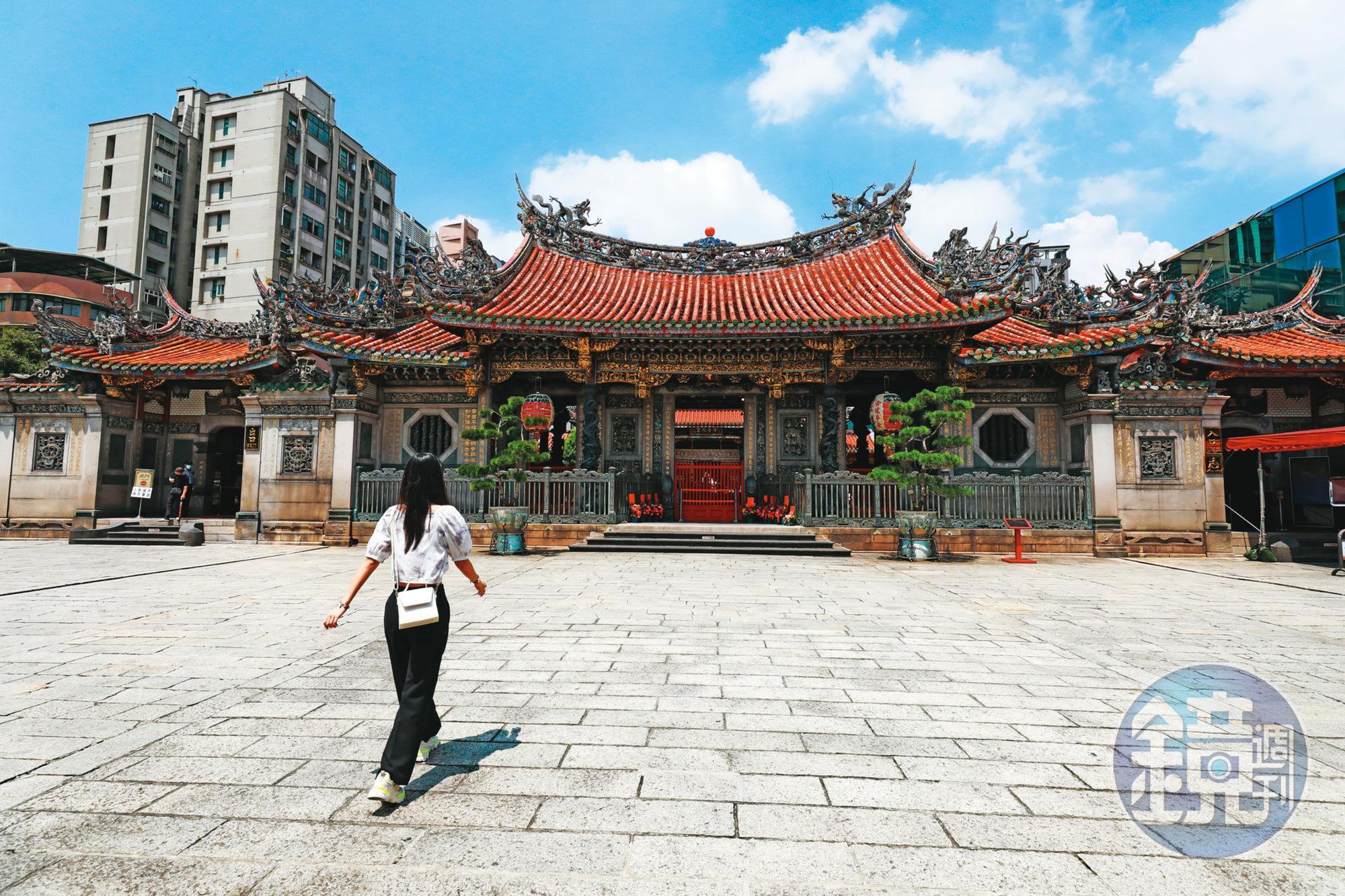 接近空無一人的龍山寺，董事長黃書瑋說，以往單日6千至7千的香客人次，至今銳減至3百人左右。