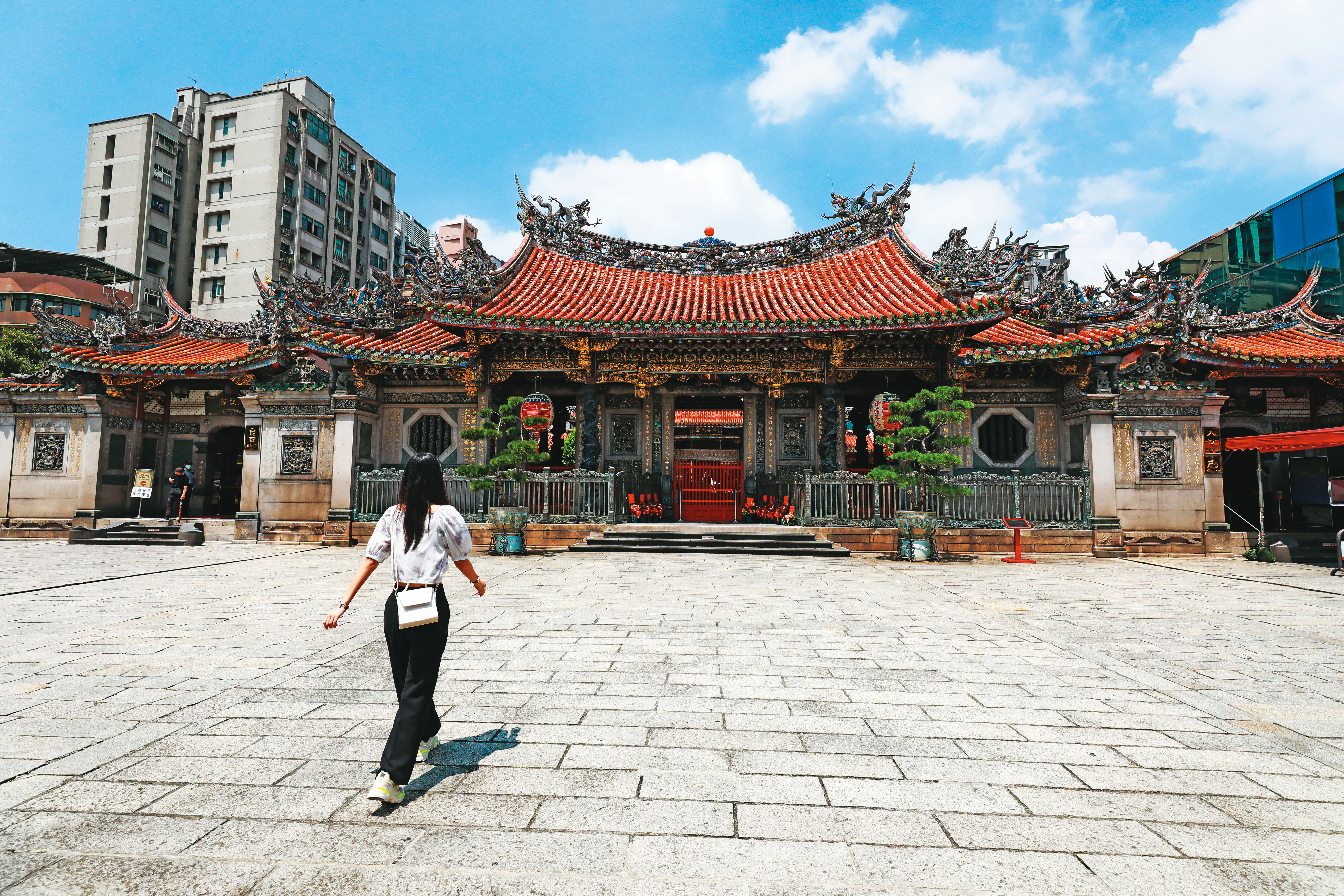 接近空無一人的龍山寺,董事長黃書瑋說,以往單日6千至7千的香客人次,至今銳減至3百人左右。