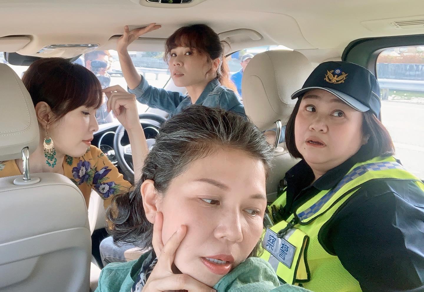 鍾欣凌客串《俗女養成記》飾演女警拍攝時和其他三位演員在車上搞笑自拍。(翻攝自《俗女養成記》臉書)
