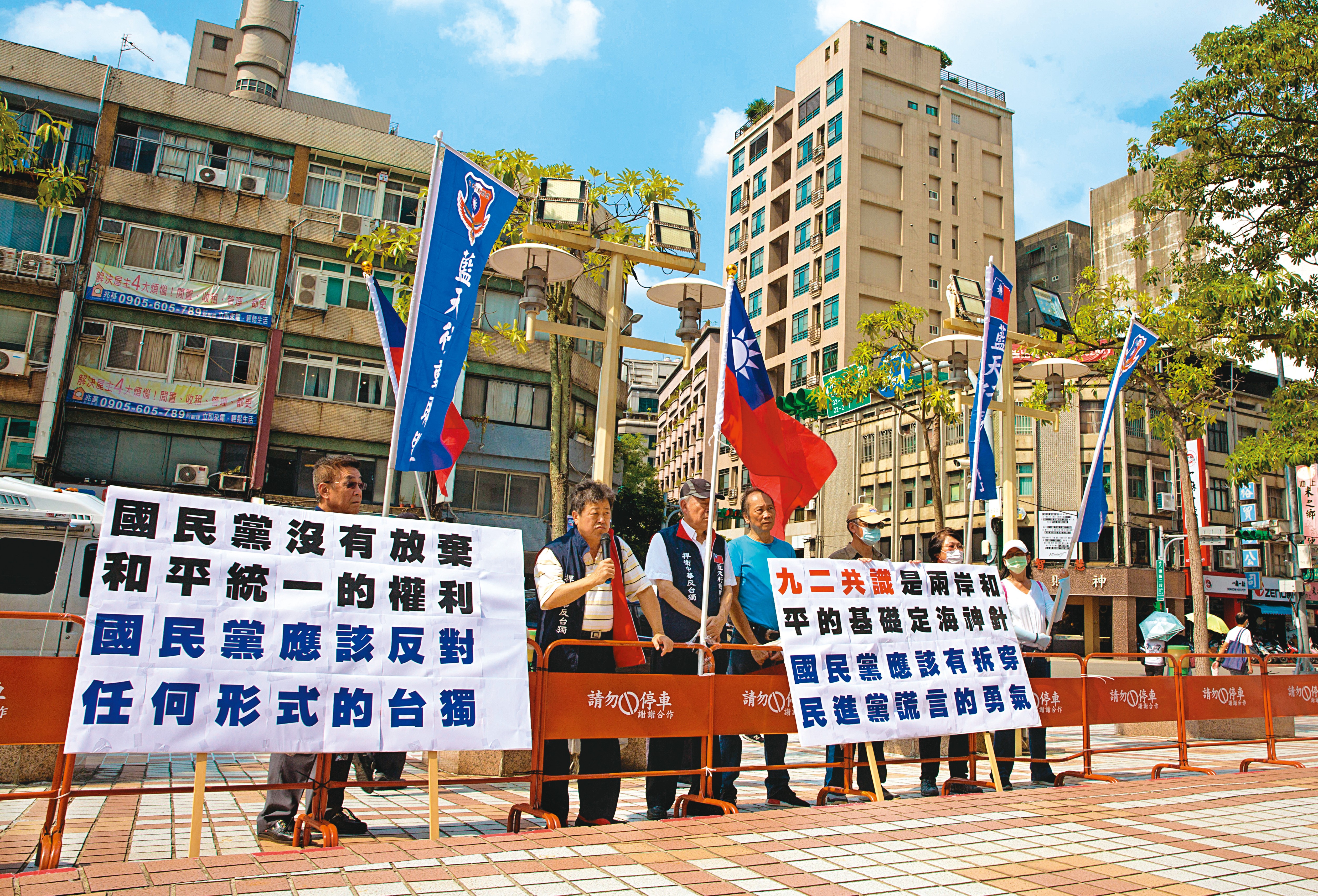 面對國民黨已在野5年,張亞中認為,國民黨的核心問題在於失去兩岸論述的話語權。圖為藍天行動聯盟2日至黨中央抗議。