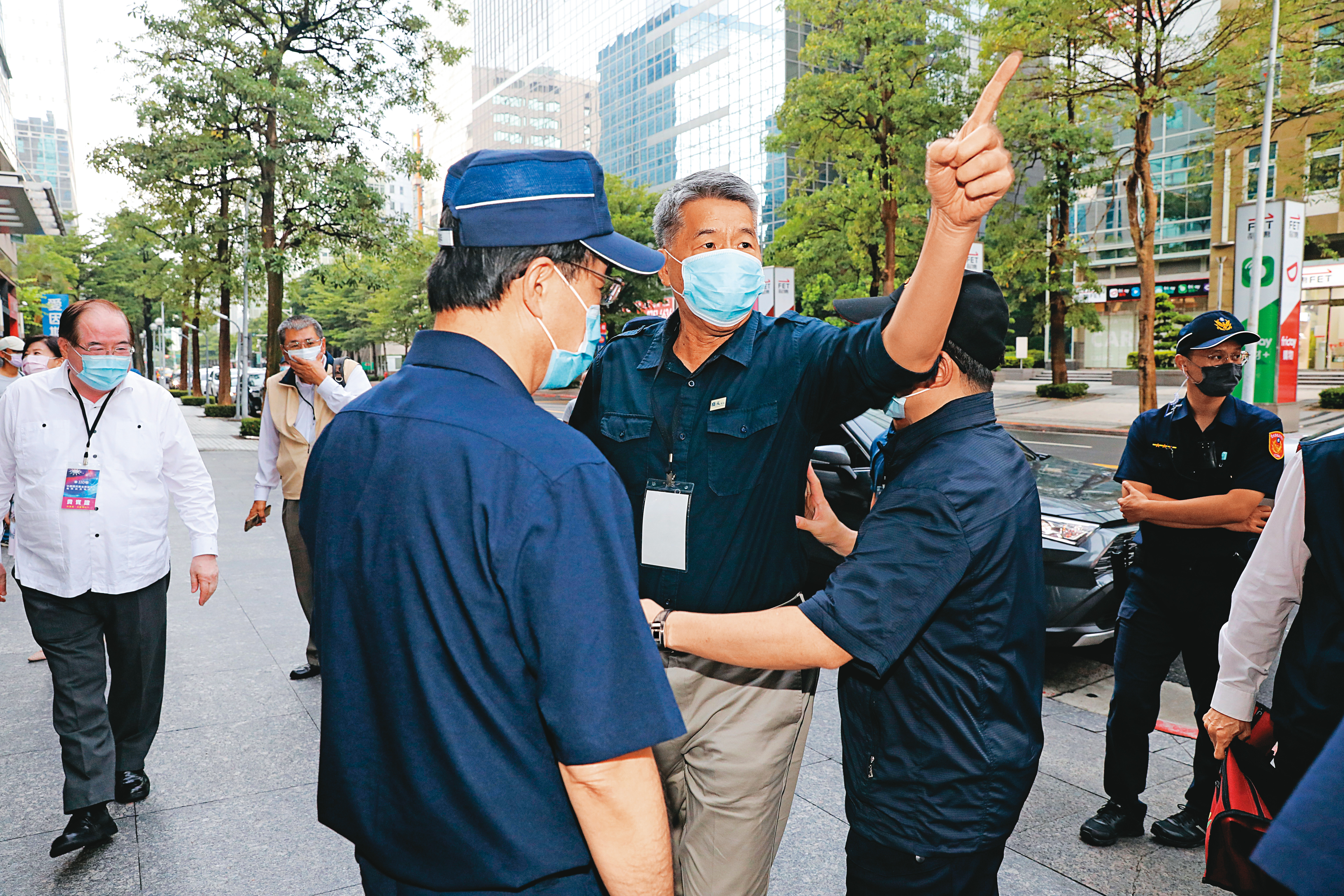 張亞中（中）15日接受本刊專訪，直言朱立倫及江啟臣的兩岸論述，都無法解決當前問題。圖為國民黨4日舉行主席政見會，張亞中與場外綠營支持者對嗆。